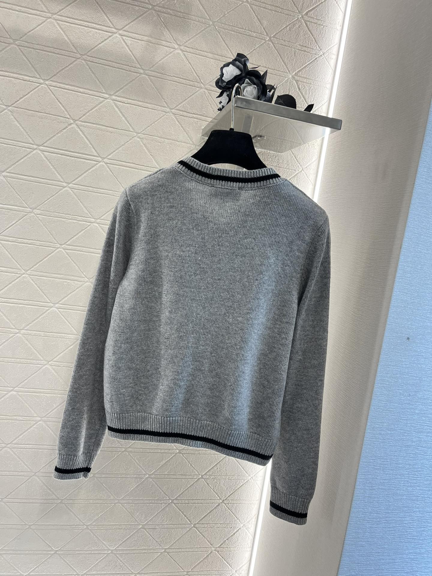 Gestreifte Strickjacke