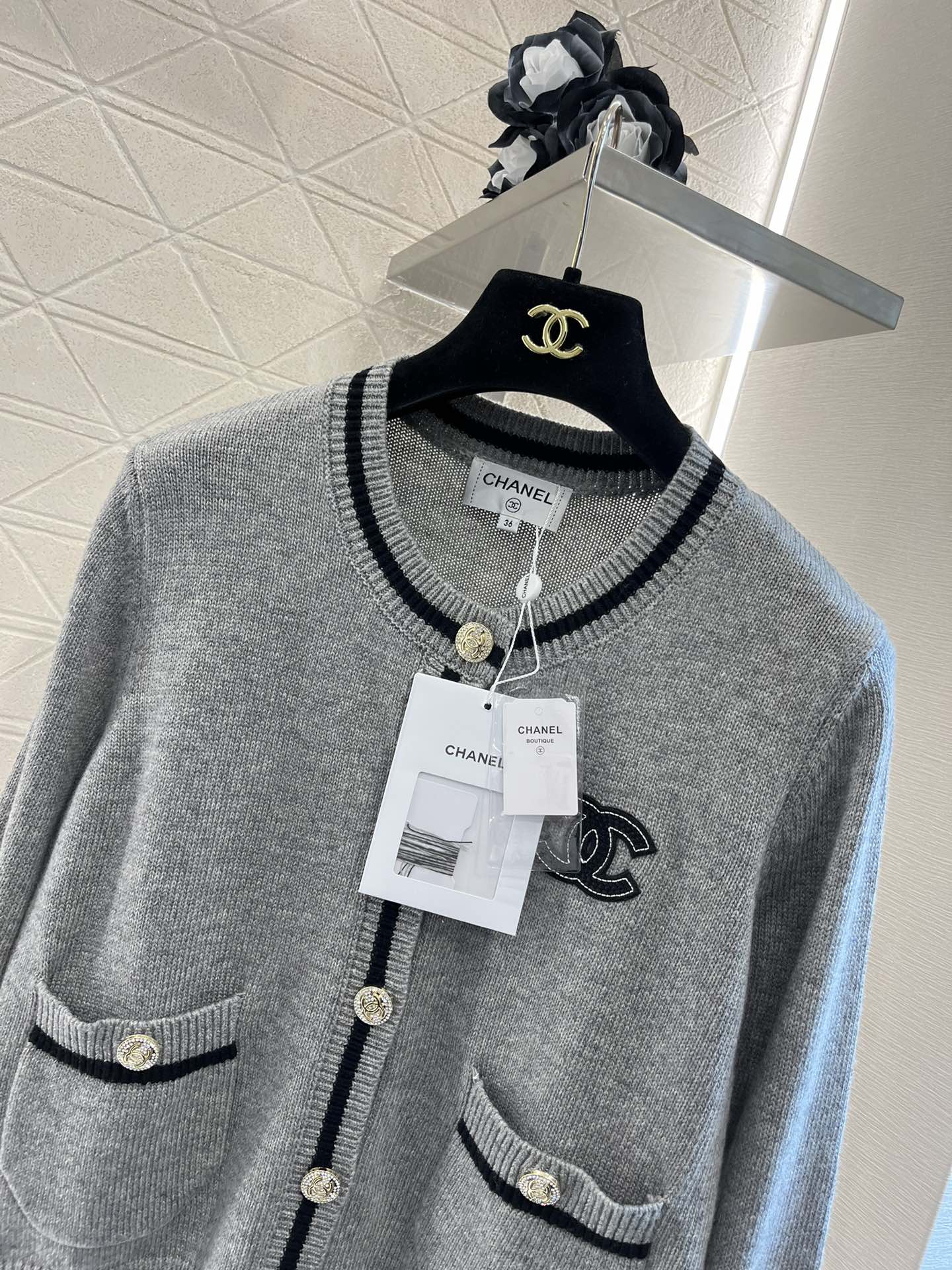 Gestreifte Strickjacke