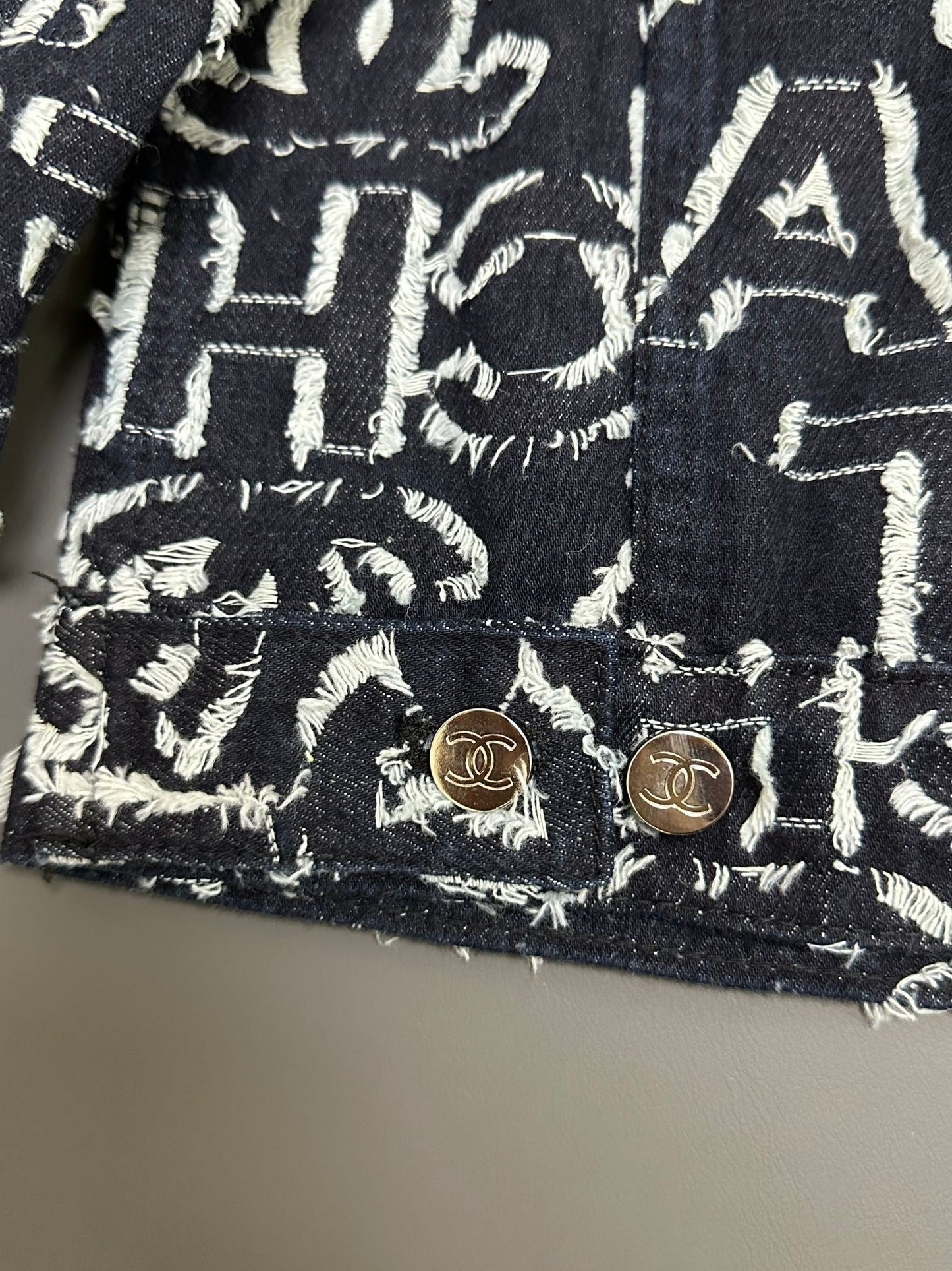 Jeansjacke mit vollflächigem Buchstabendruck