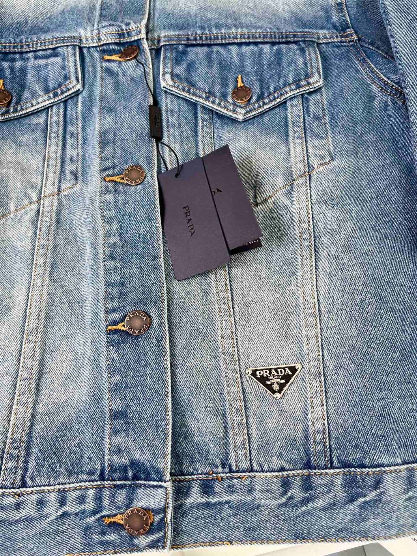 Jacke aus gewaschenem Denim mit Gürtel und Logoverzierung