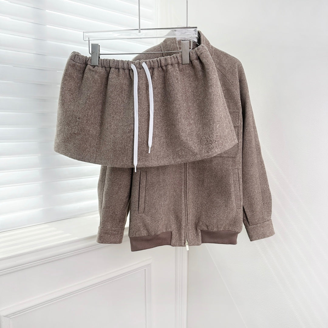 Costume marron à col montant