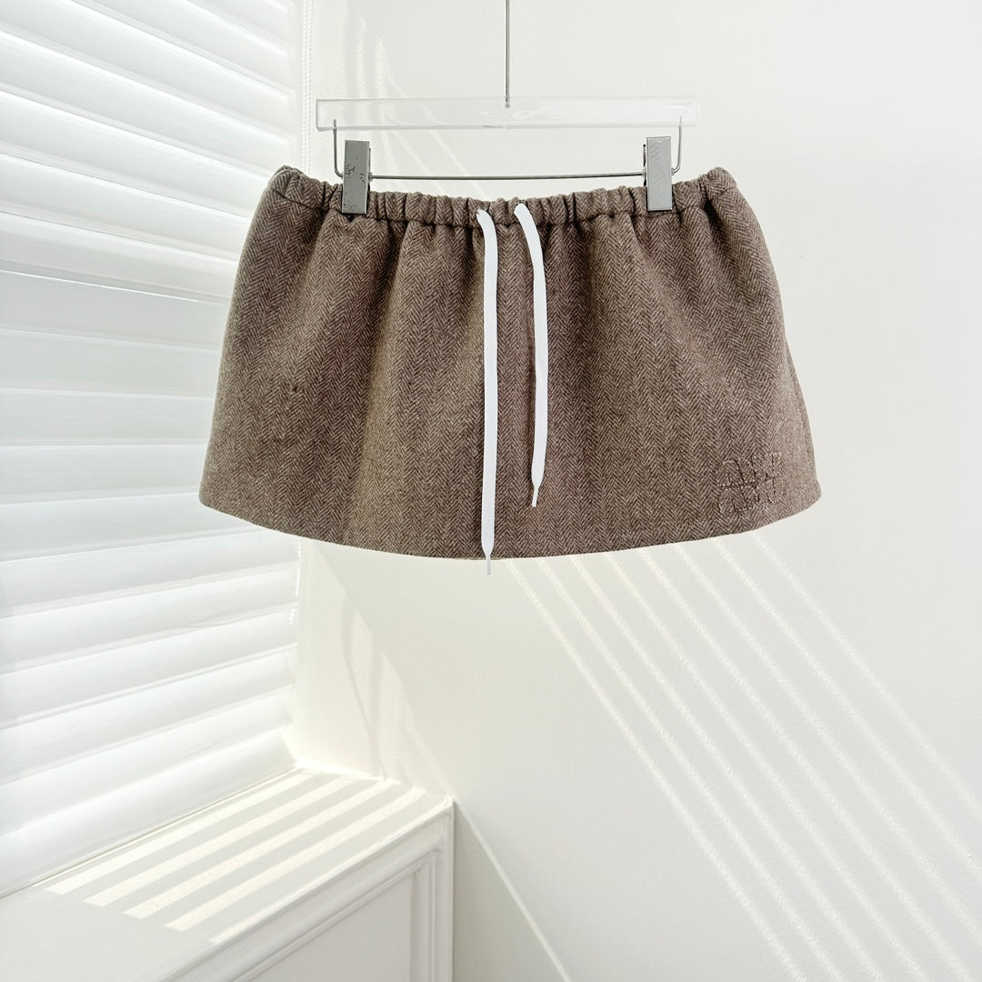 Costume marron à col montant