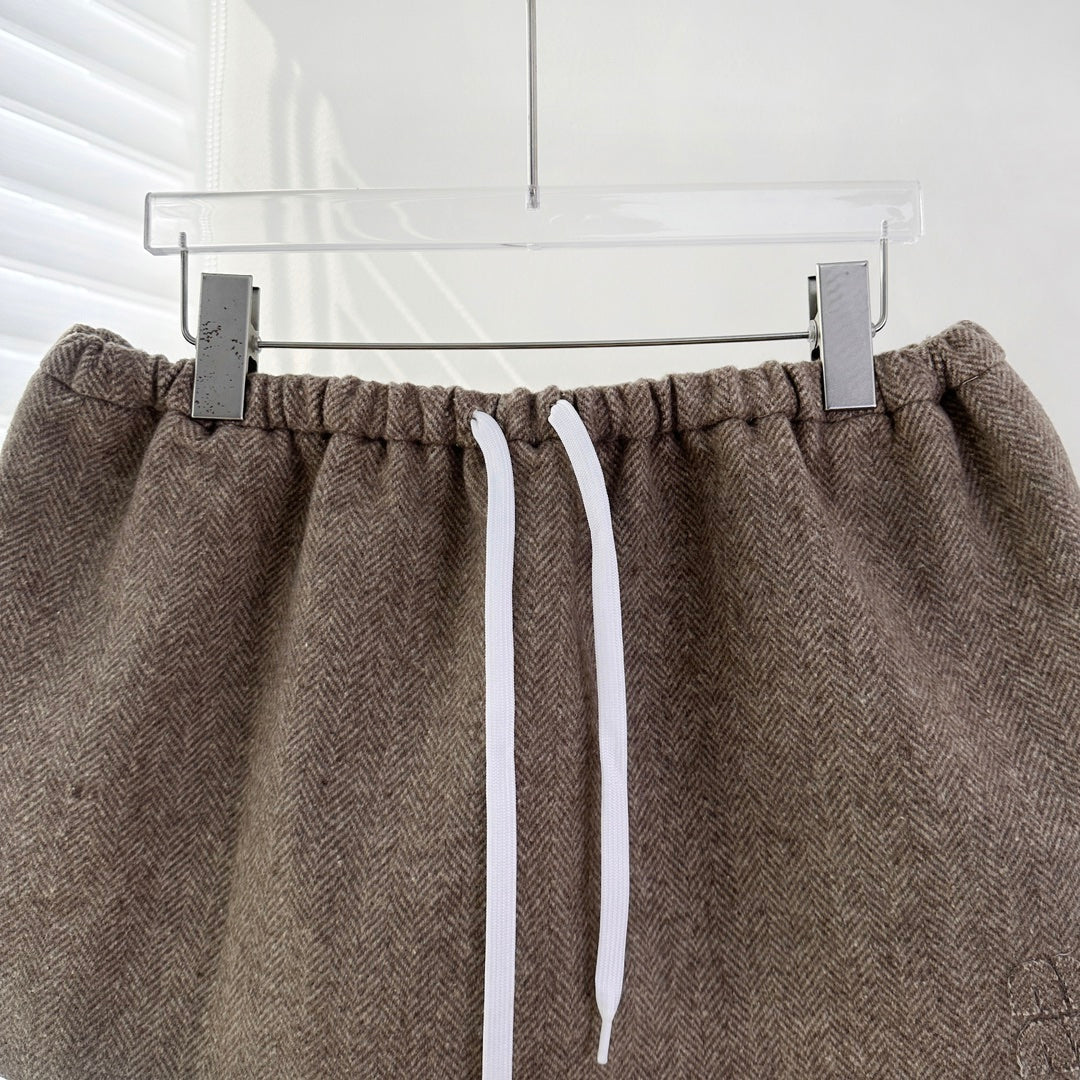 Costume marron à col montant