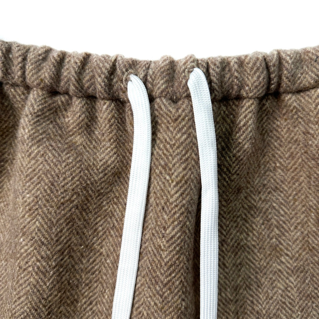 Costume marron à col montant