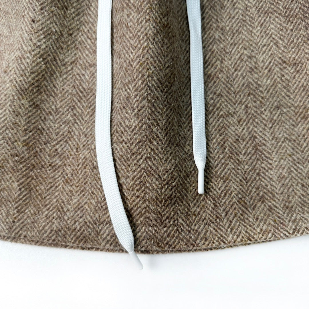 Costume marron à col montant