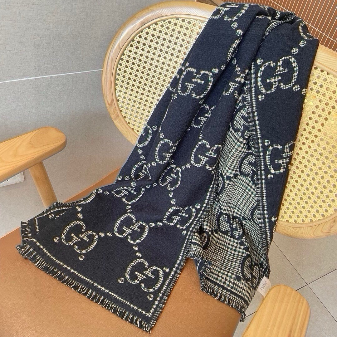 Woll-Seidenschal mit Buchstabenmuster