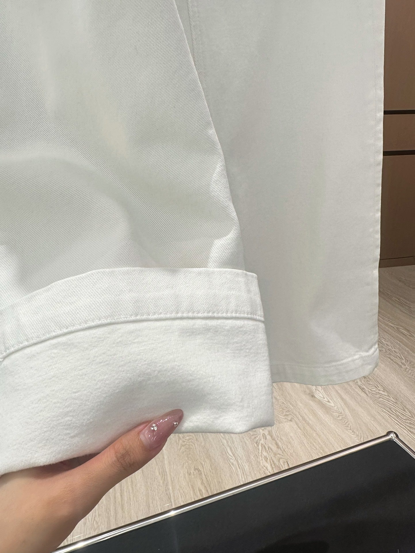 Winterjeans mit schwerer Knopfverzierung und Stickerei, hoher Taille und weitem Bein