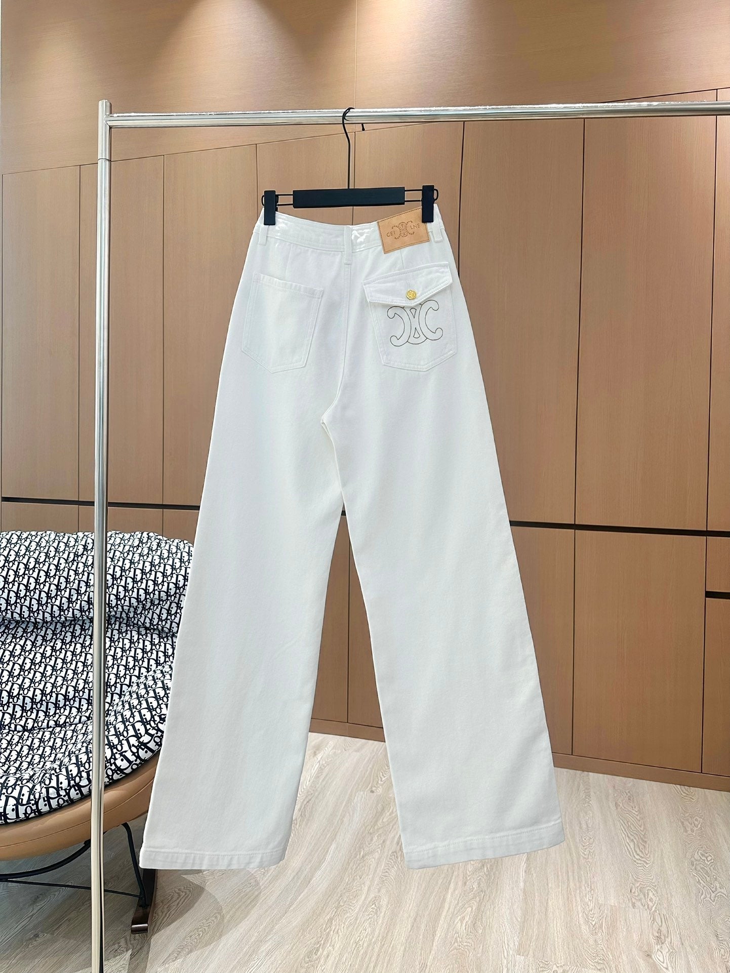 Winterjeans mit schwerer Knopfverzierung und Stickerei, hoher Taille und weitem Bein