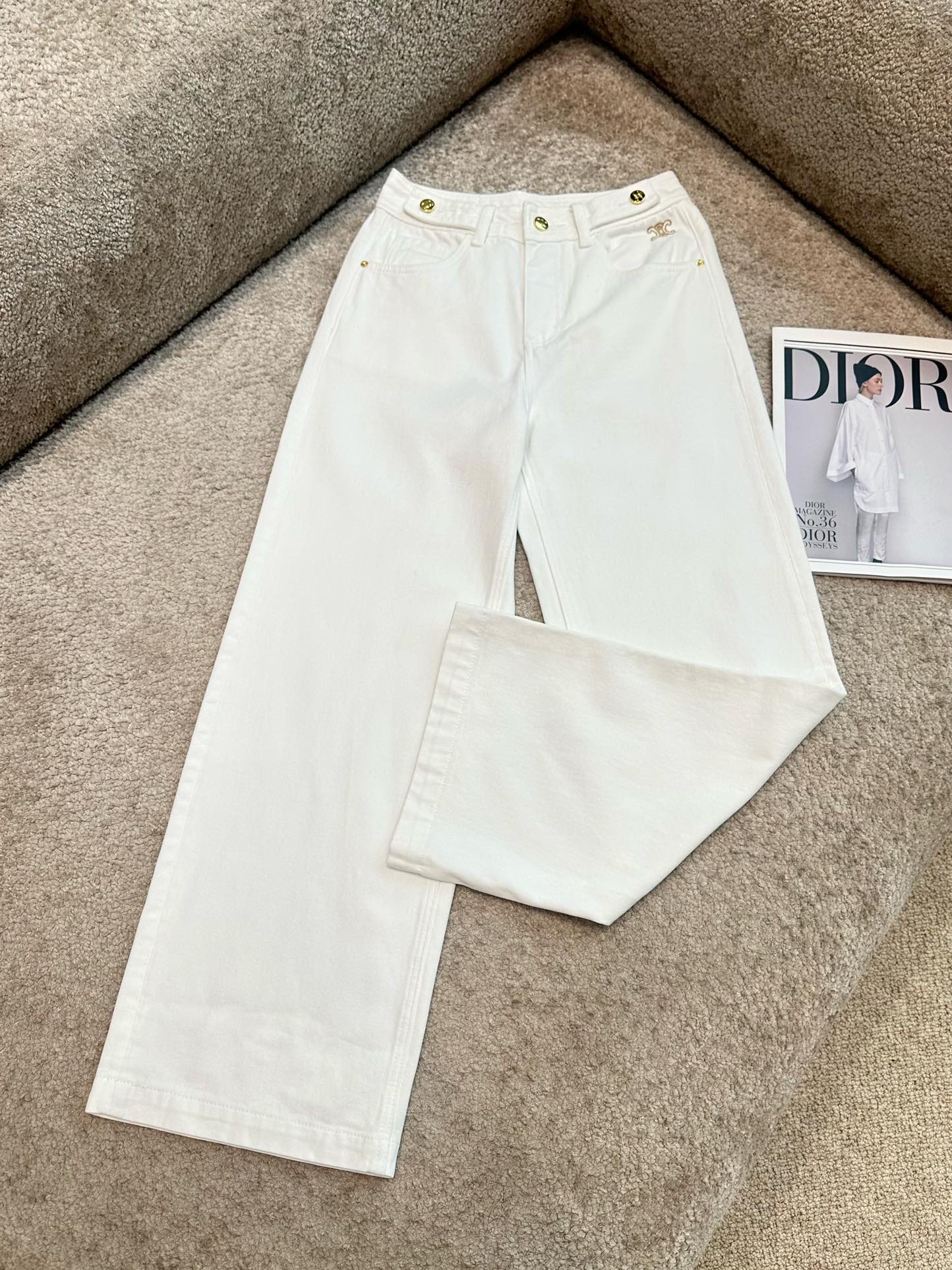 Winterjeans mit schwerer Knopfverzierung und Stickerei, hoher Taille und weitem Bein