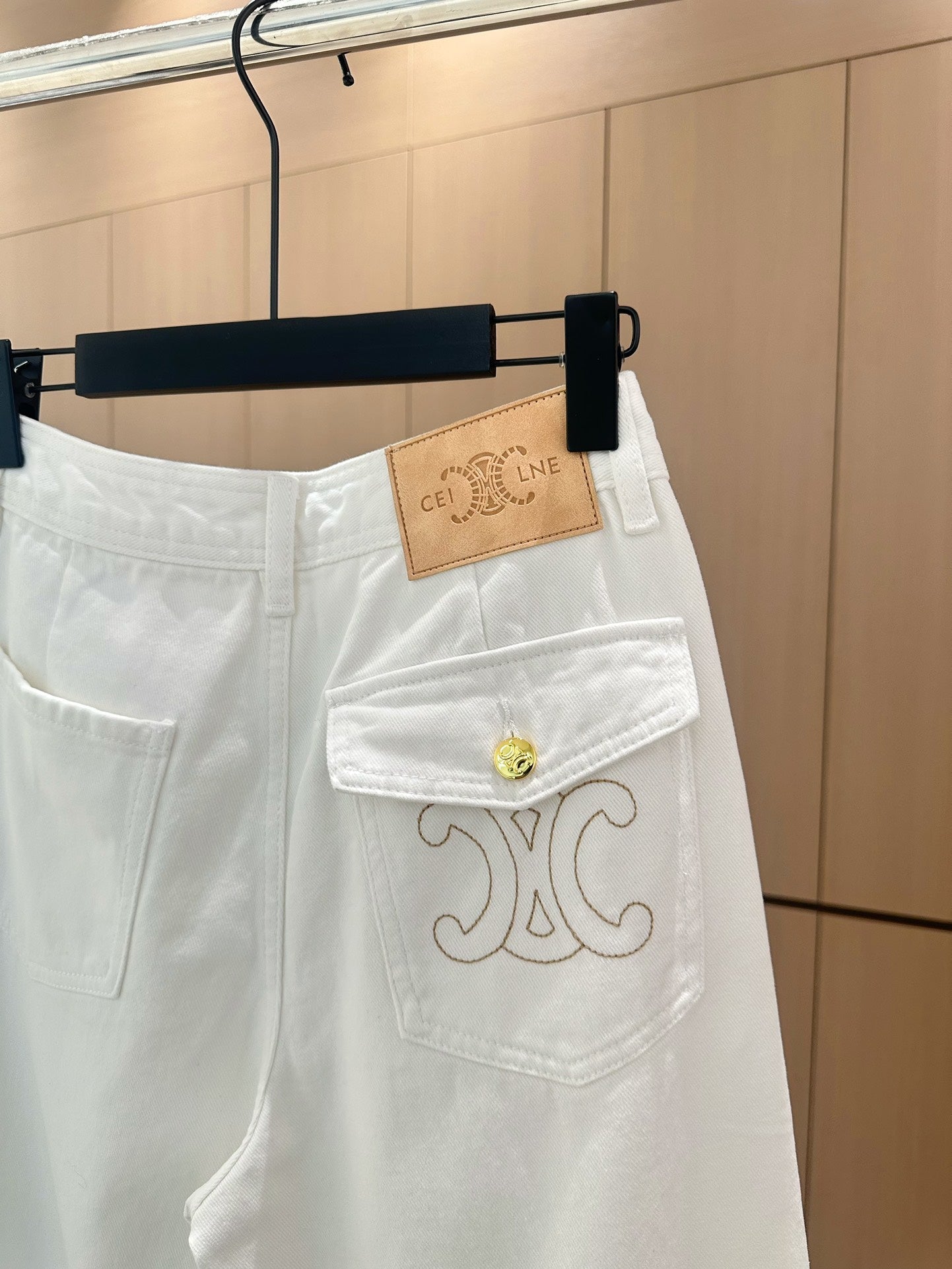 Winterjeans mit schwerer Knopfverzierung und Stickerei, hoher Taille und weitem Bein