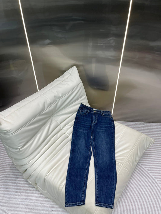 Jean stretch avec lettres brodées sur la poche arrière