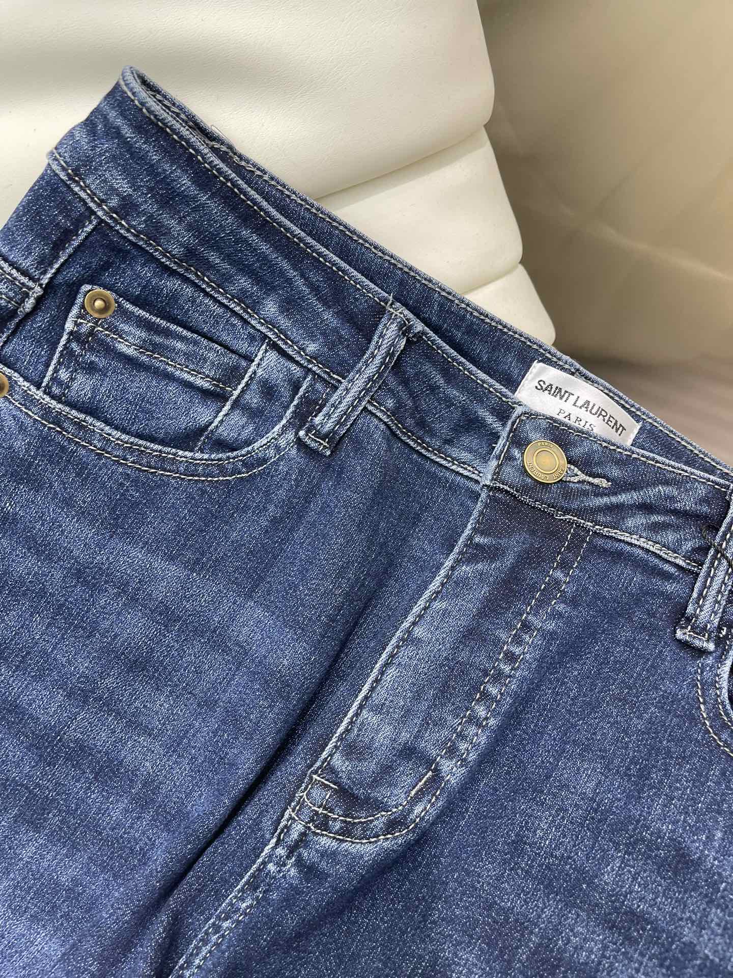 Stretchjeans mit gestickten Buchstaben auf der Gesäßtasche