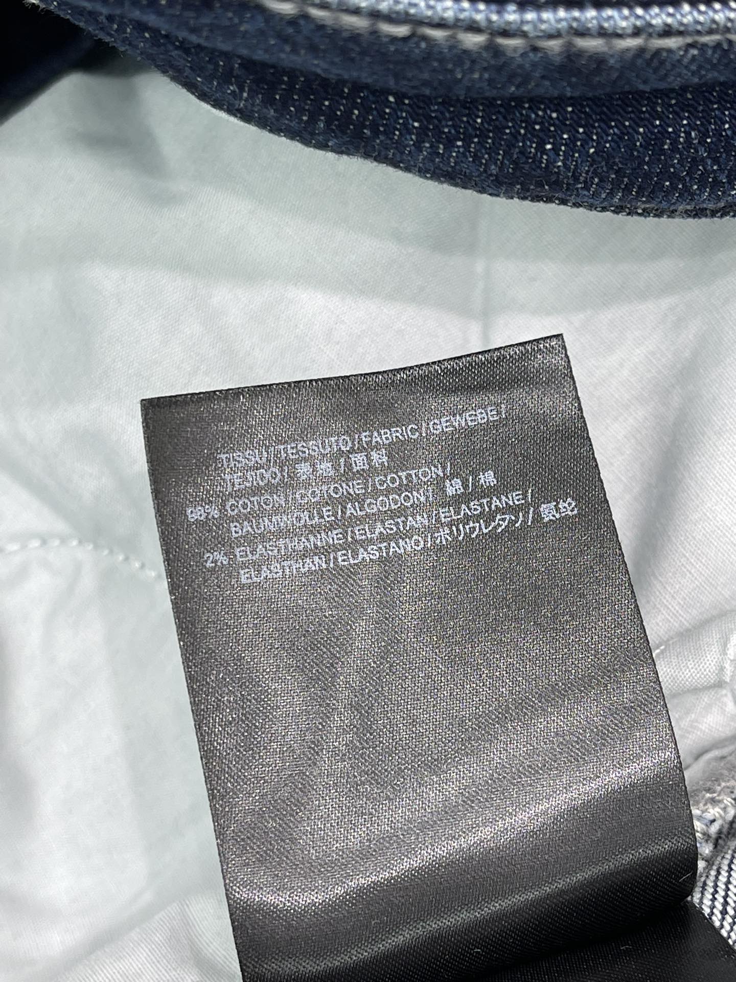 Stretchjeans mit gestickten Buchstaben auf der Gesäßtasche