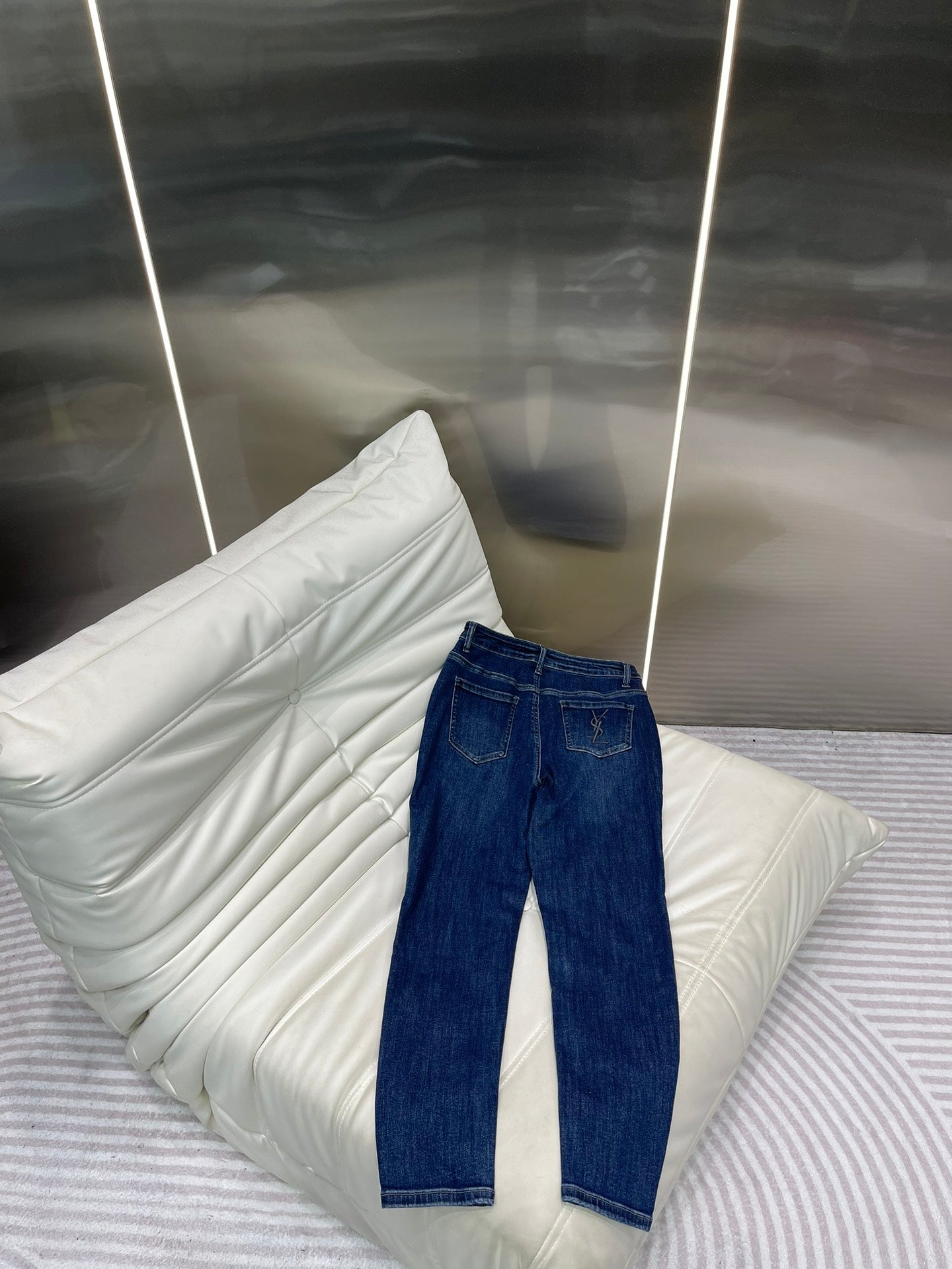 Stretchjeans mit gestickten Buchstaben auf der Gesäßtasche