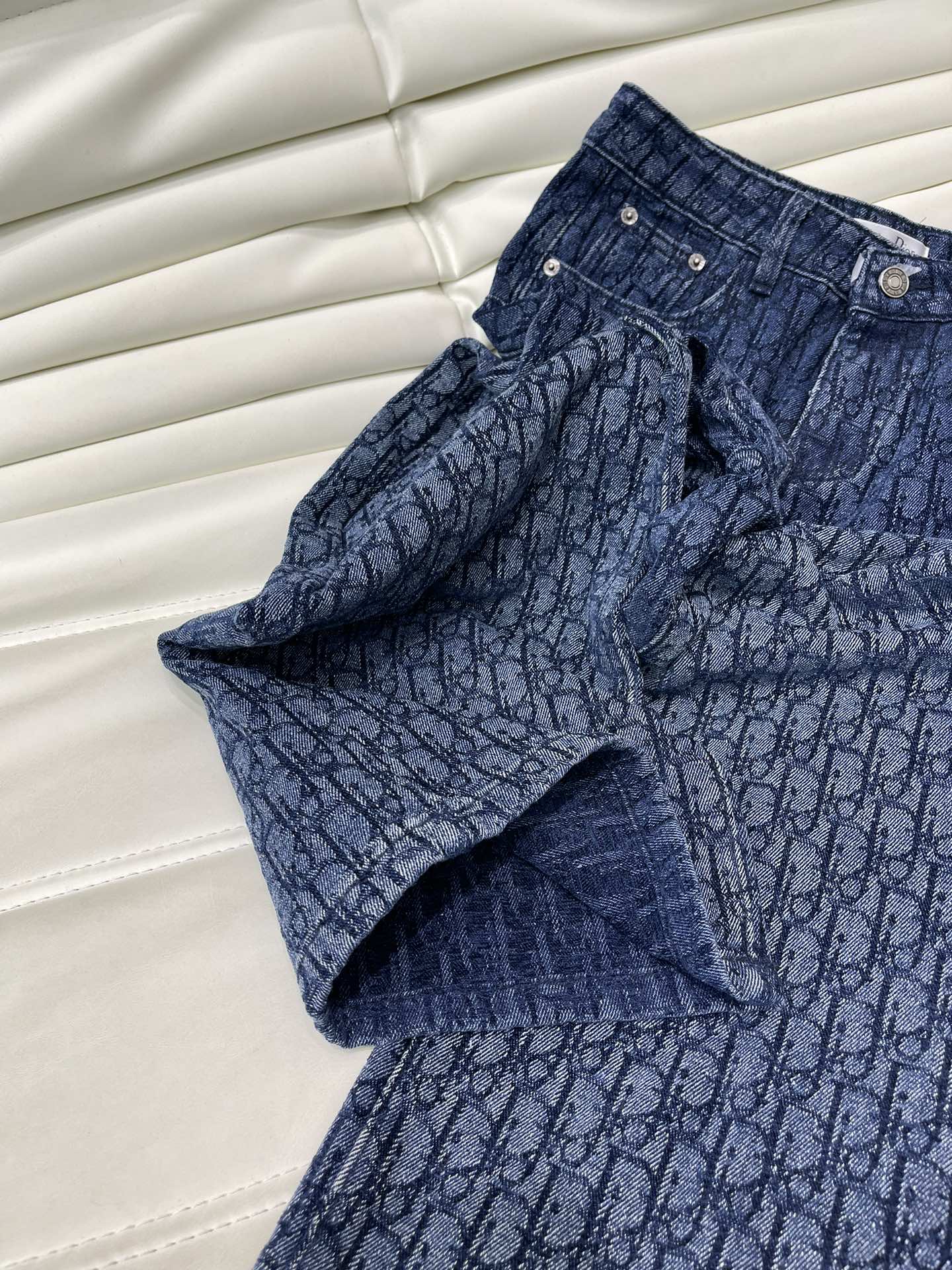 Pantalon droit en velours fin jacquard imprimé intégral