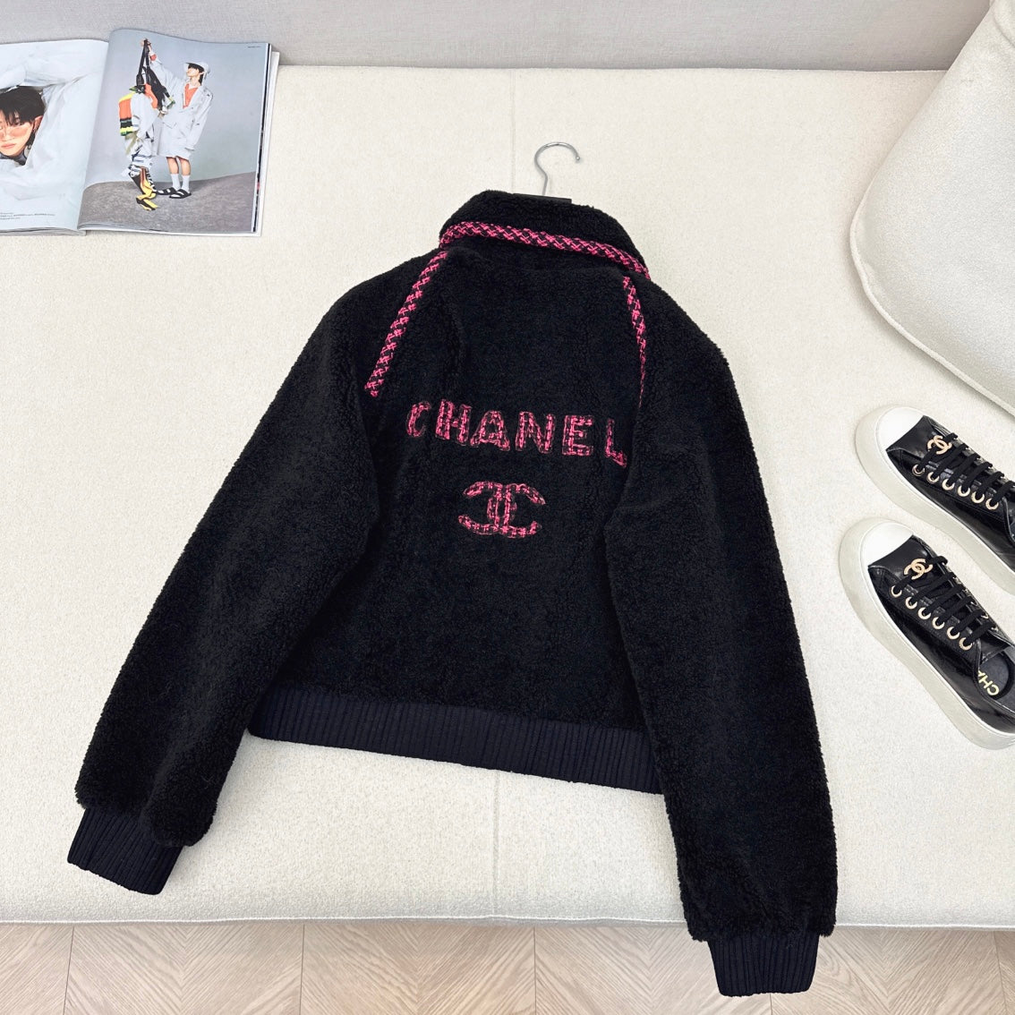 Umweltfreundlicher Teddy-Pelzmantel mit geflochtenem Saum