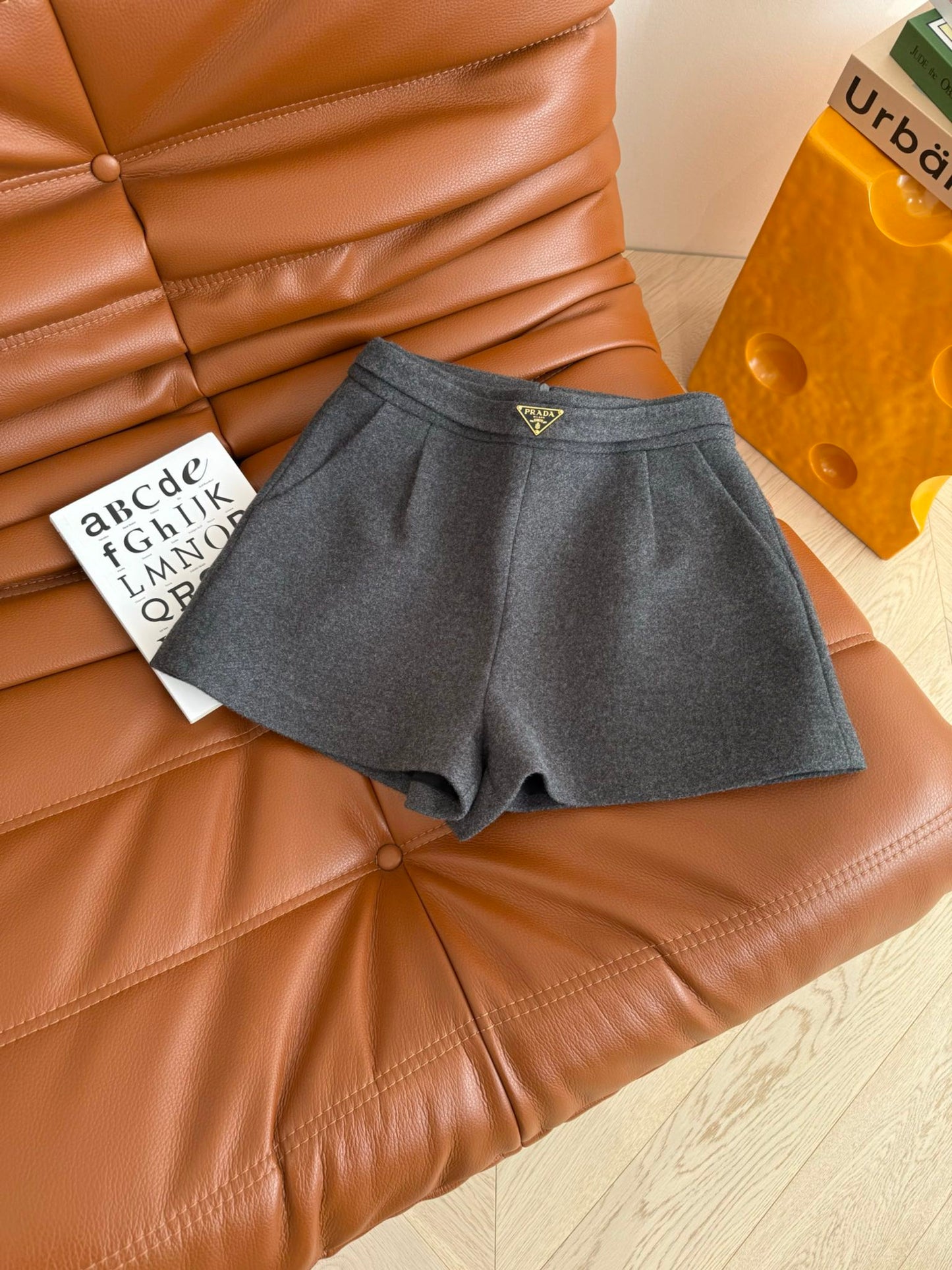 Short en laine décoré d'un logo triangulaire