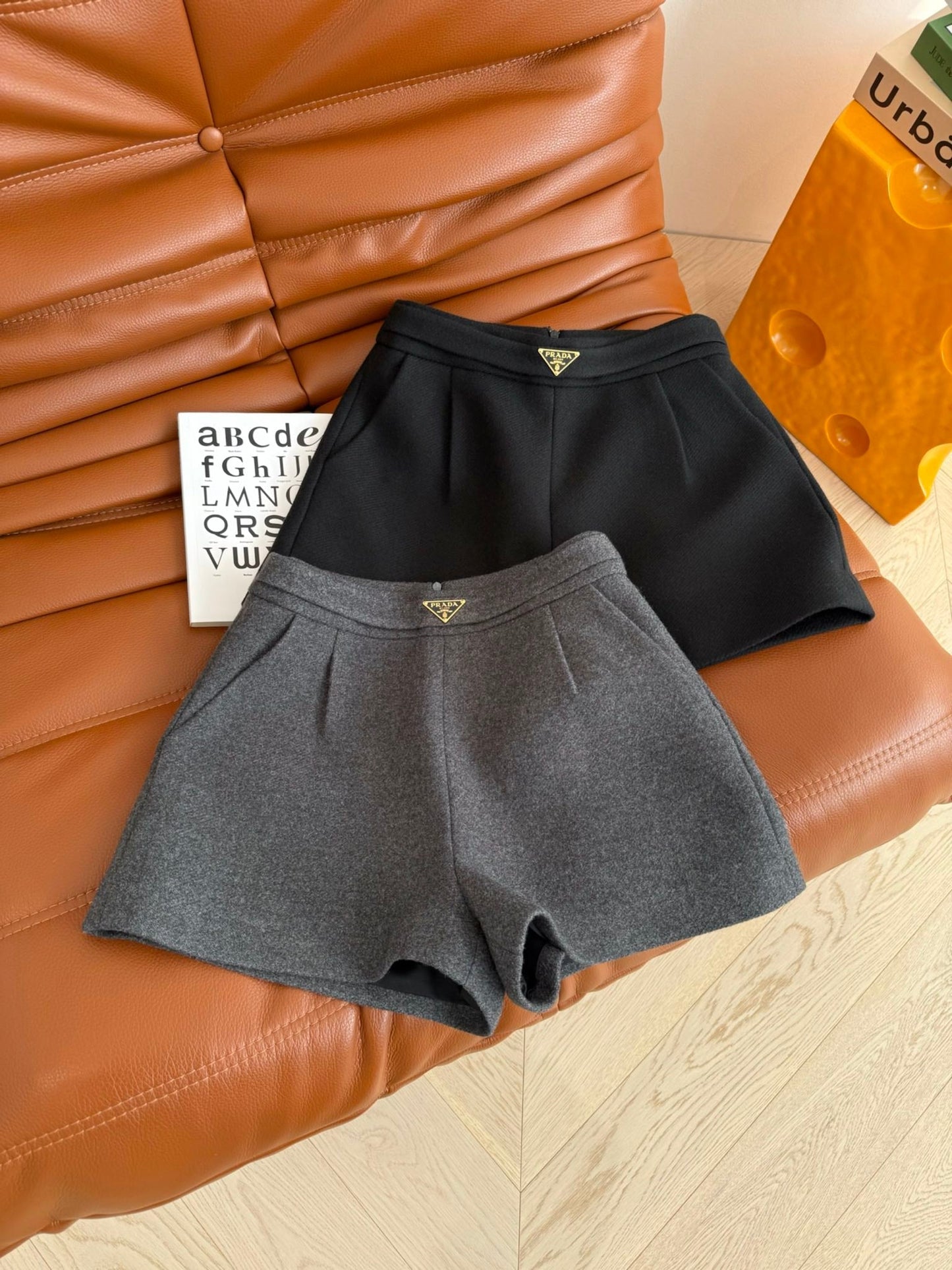 Short en laine décoré d'un logo triangulaire