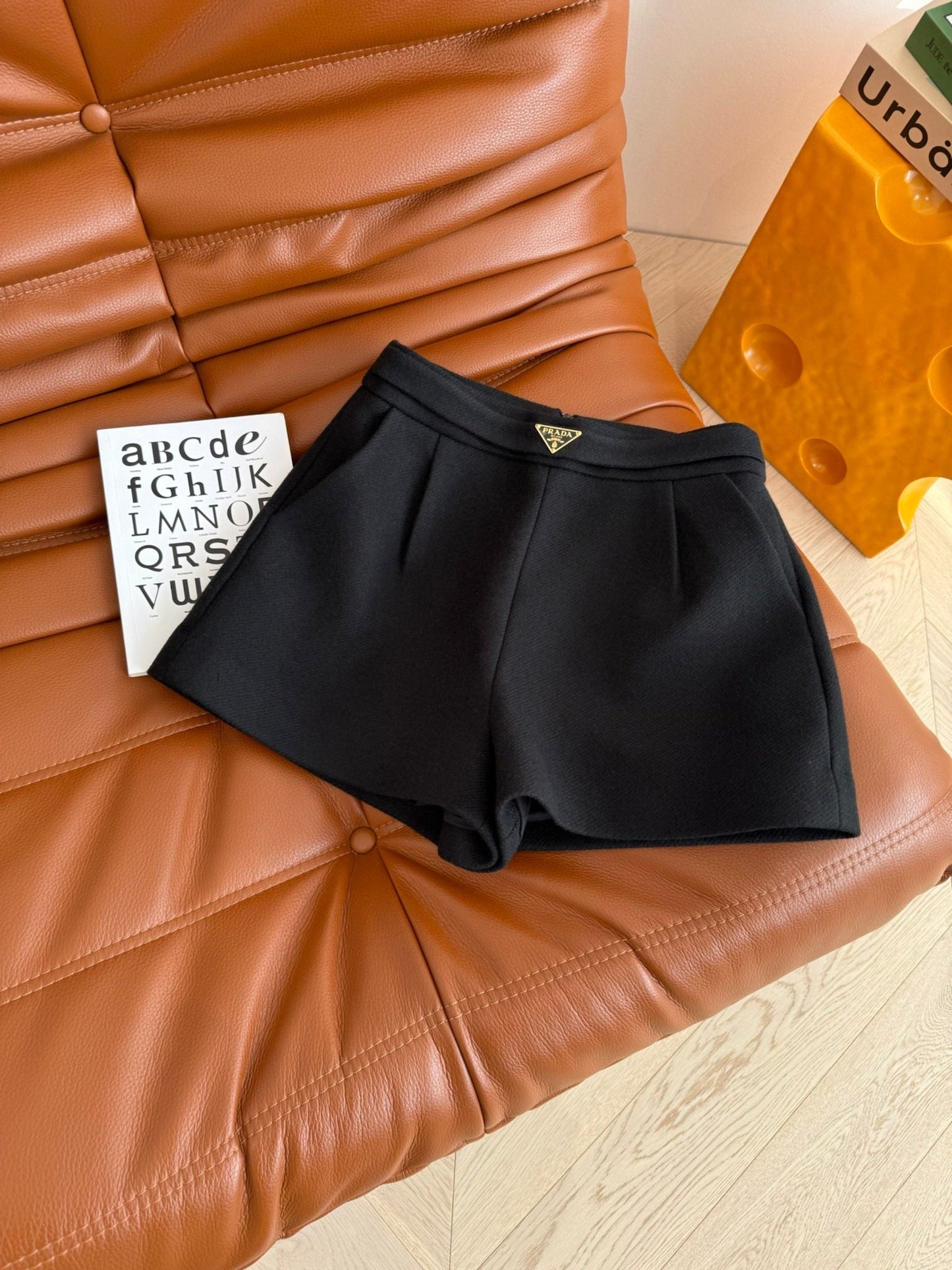 Short en laine décoré d'un logo triangulaire