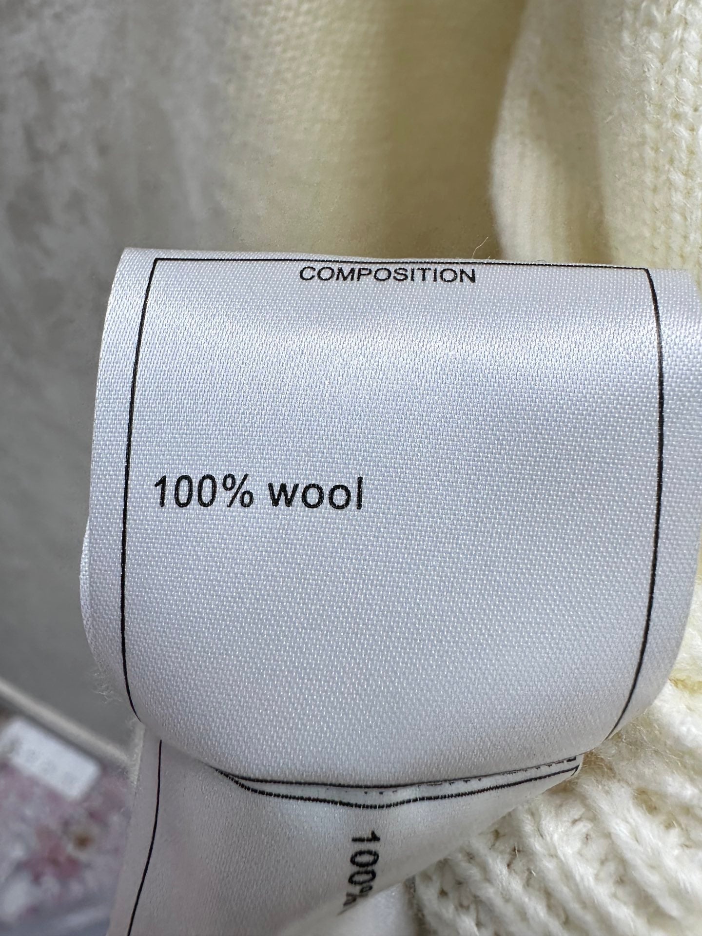 Schlichte, kontrastierende, mit Perlen besetzte Jacquard-Strickjacke mit V-Ausschnitt und langen Ärmeln