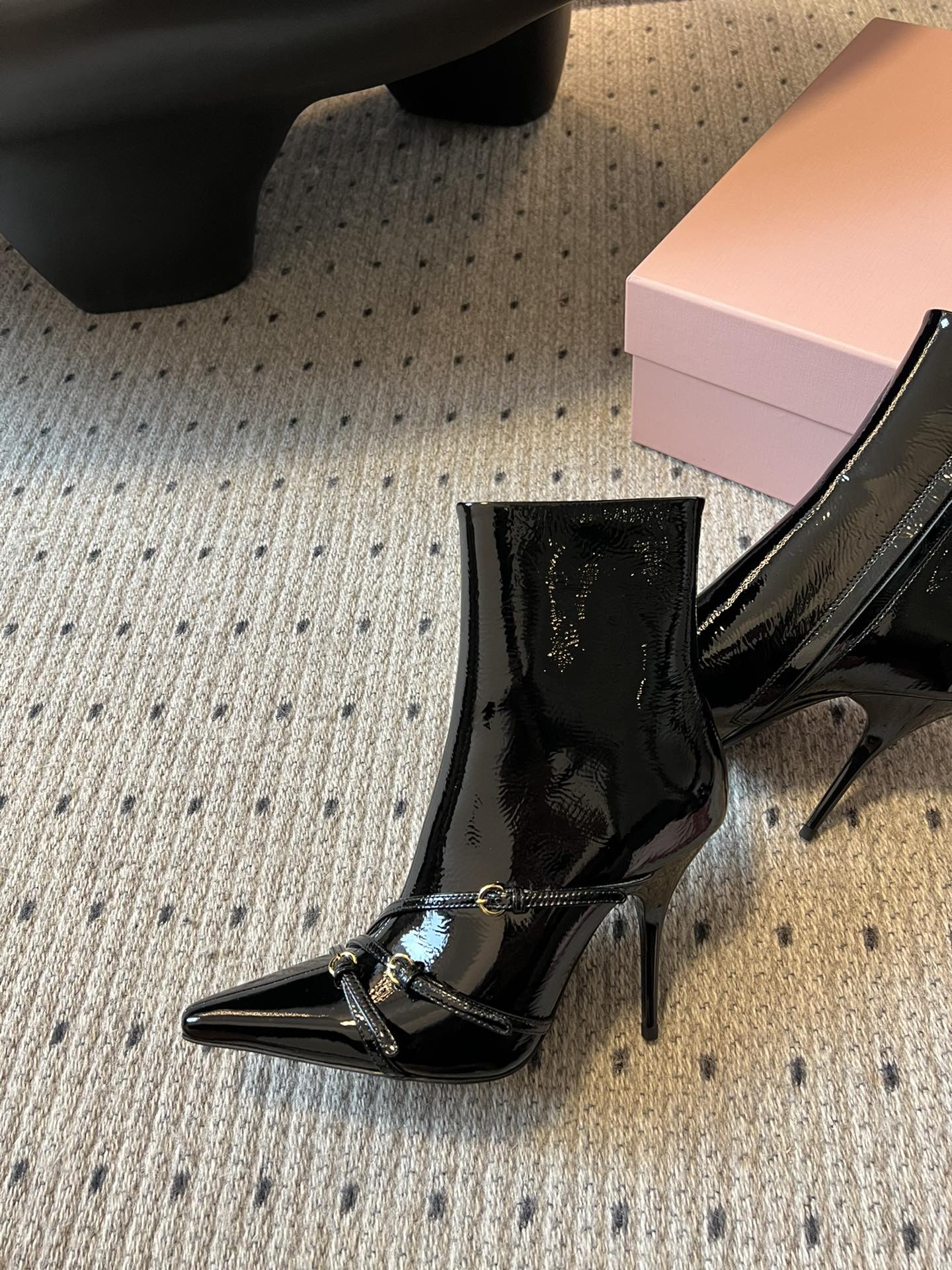 Stiefel mit spitzer Zehenpartie und Kitten Heel