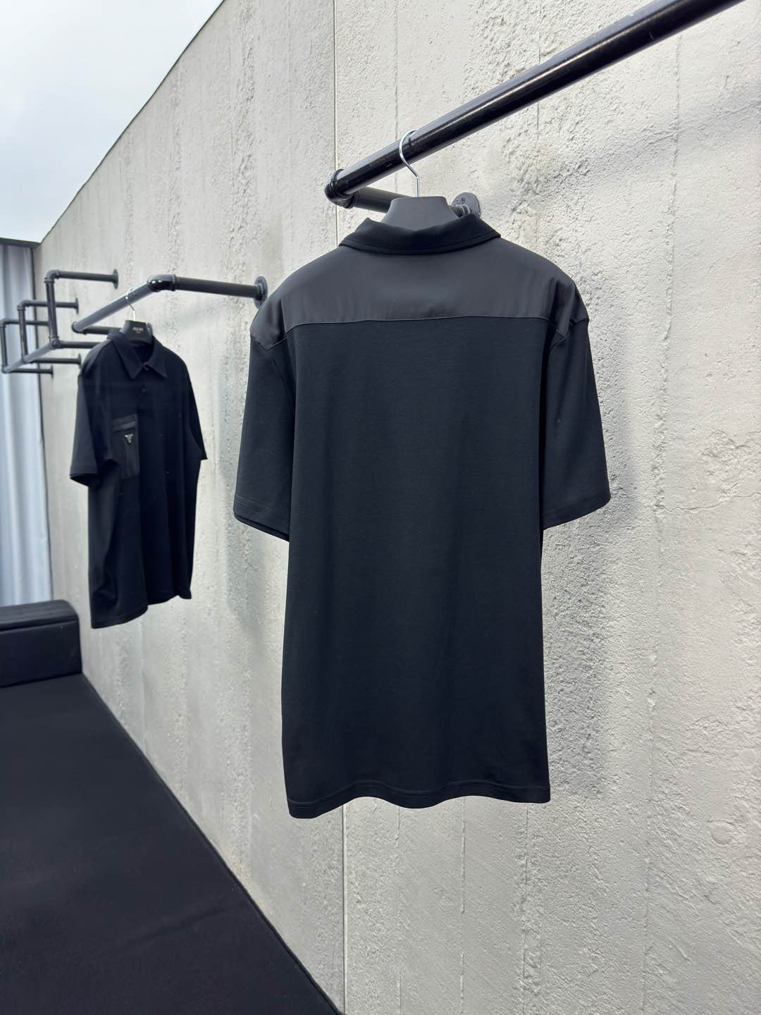 Polo à poche zippée