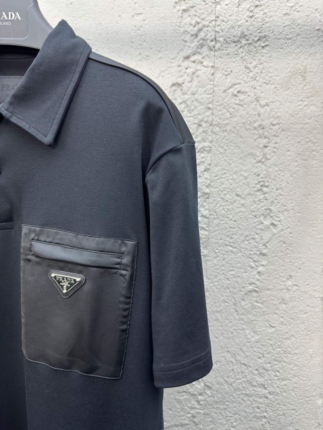 Polo à poche zippée