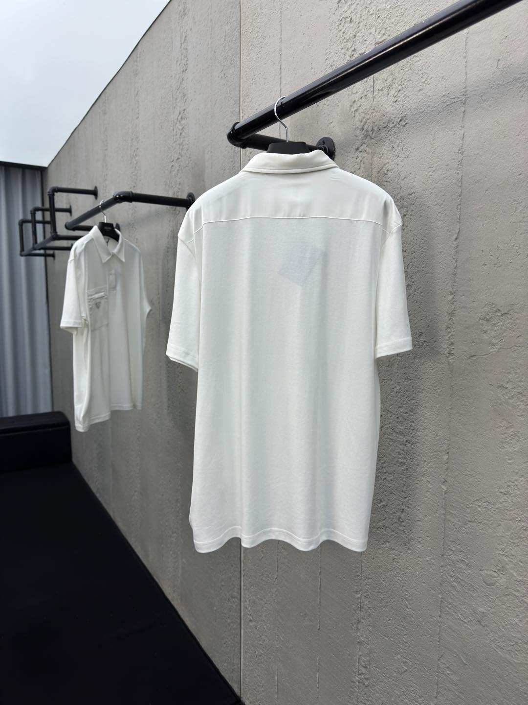 Polo à poche zippée