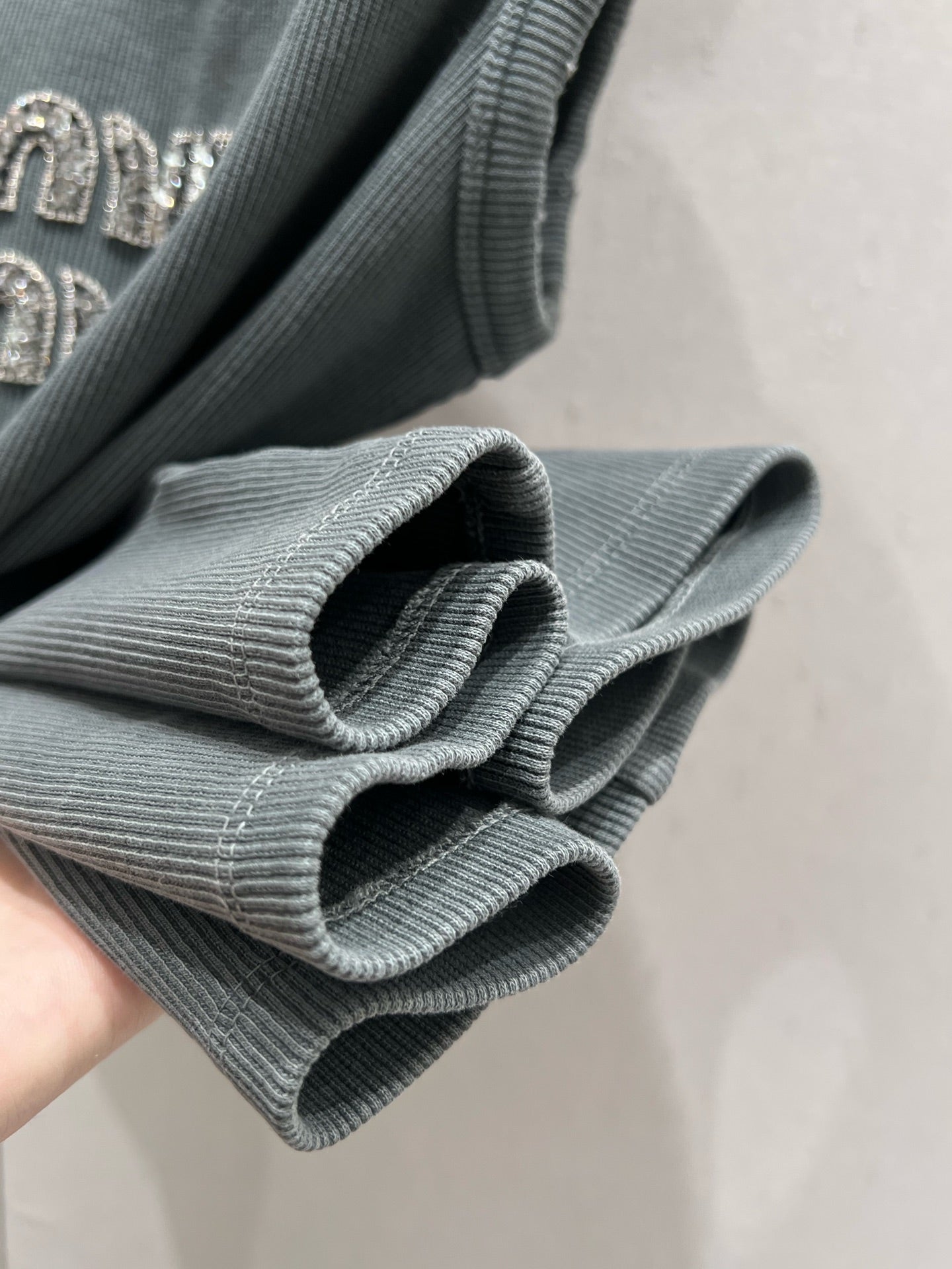 Weste mit Logo und Buchstaben-Logo aus Strassperlen