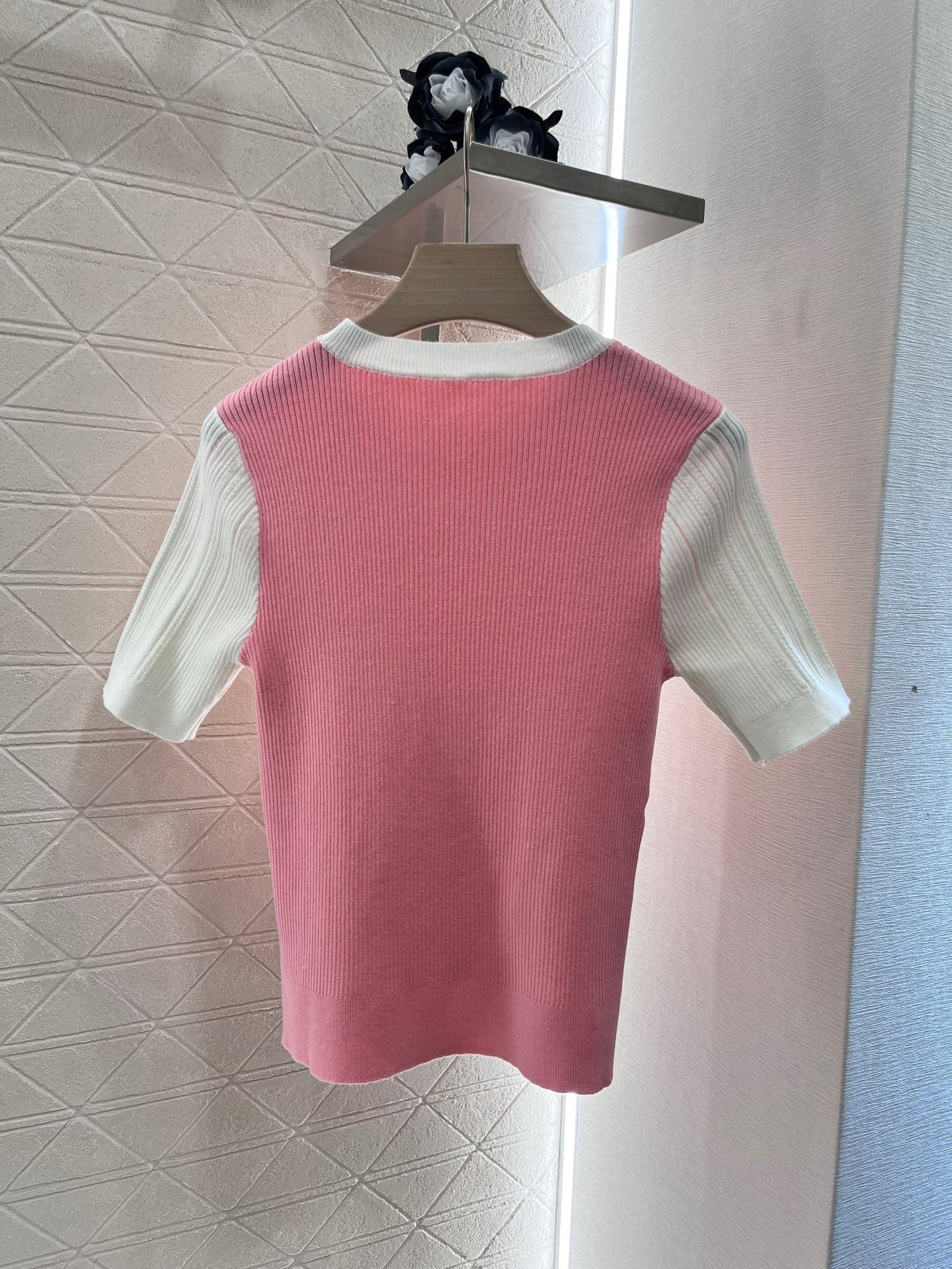 Rundhalsausschnitt, schmale Passform, kurze Ärmel