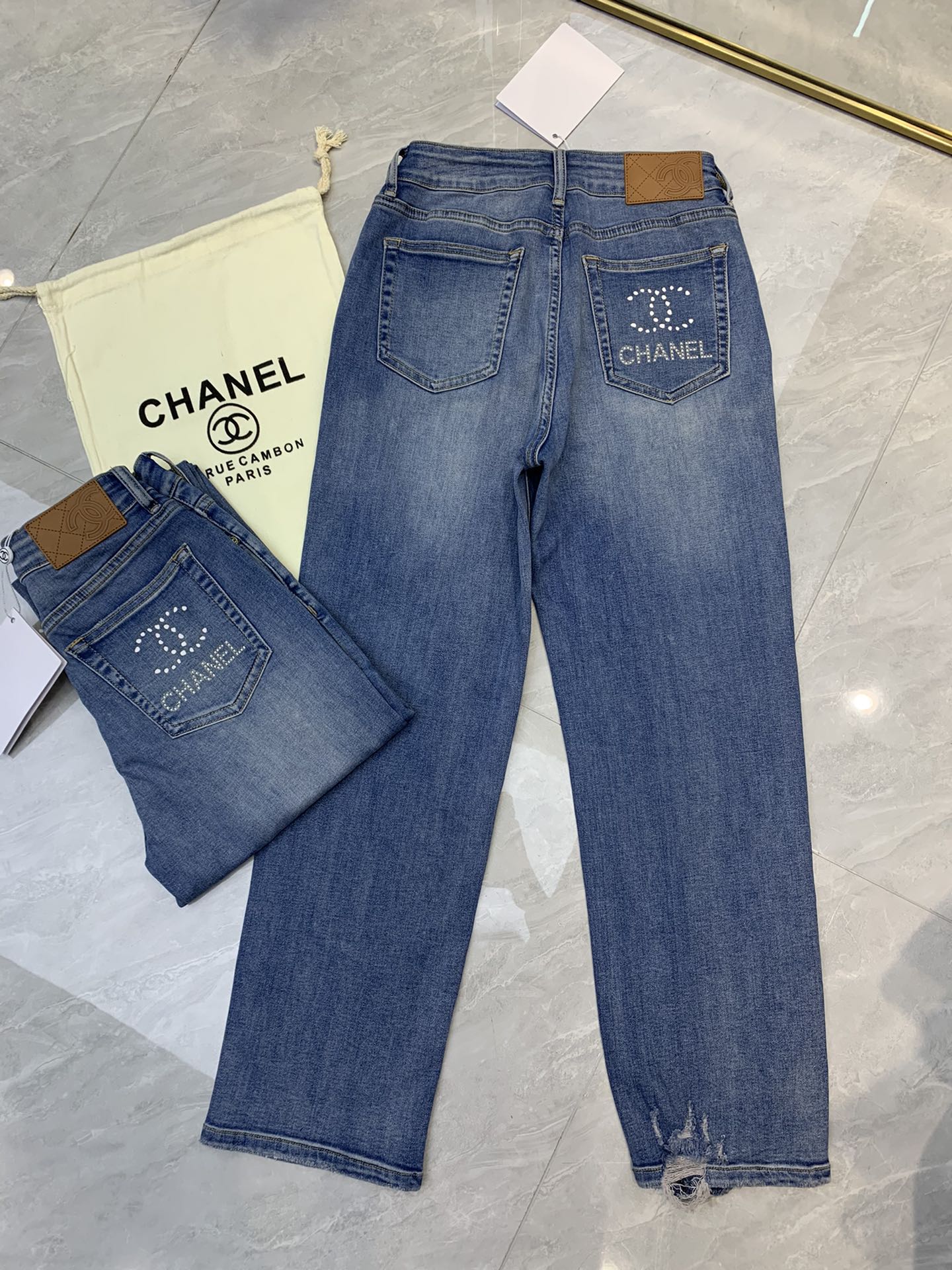 Gerade geschnittene Jeans mit zerrissenen Säumen