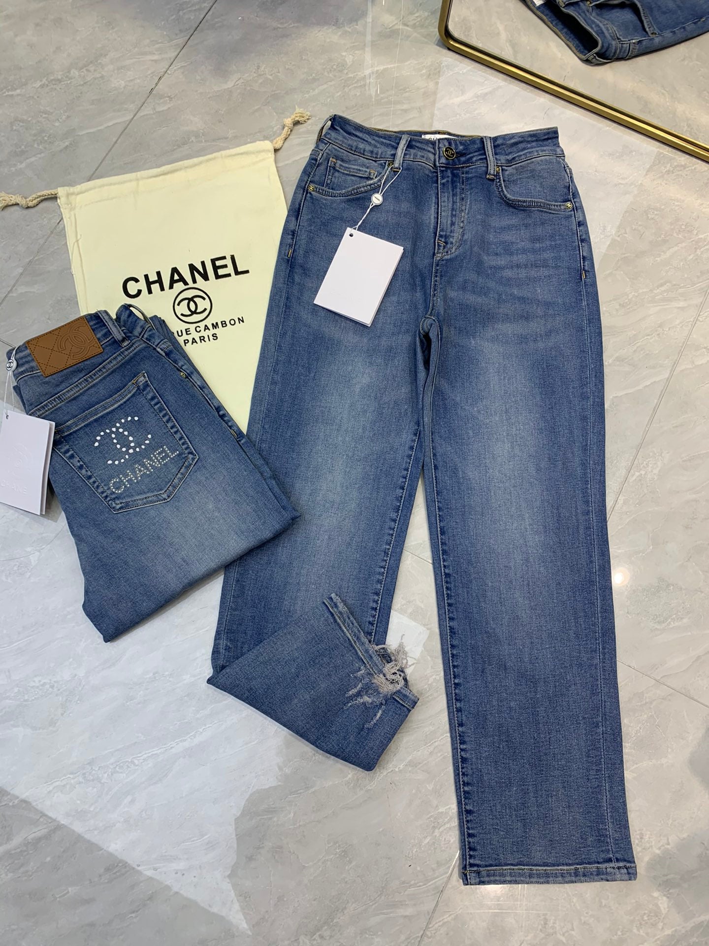 Gerade geschnittene Jeans mit zerrissenen Säumen