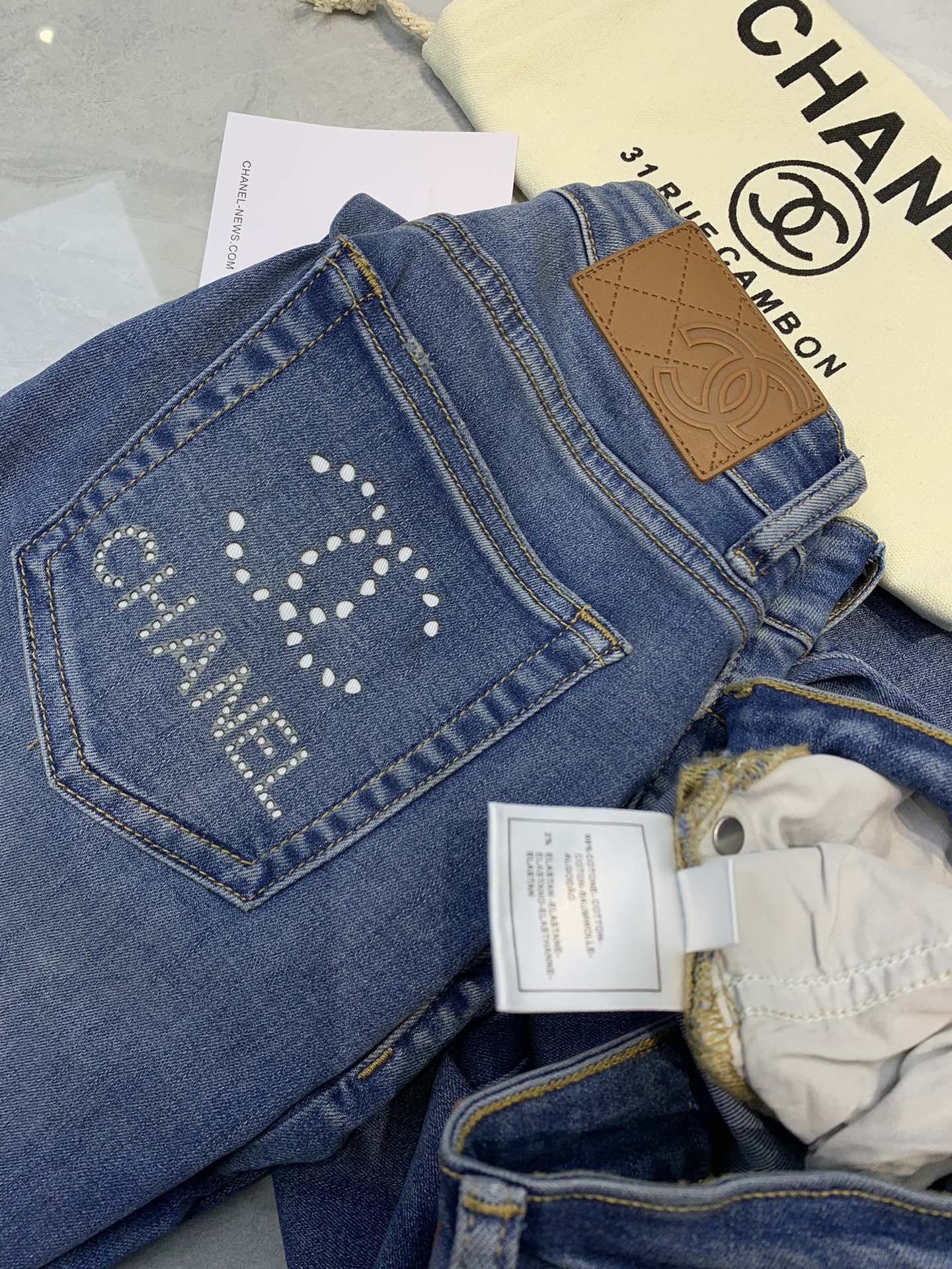 Gerade geschnittene Jeans mit zerrissenen Säumen