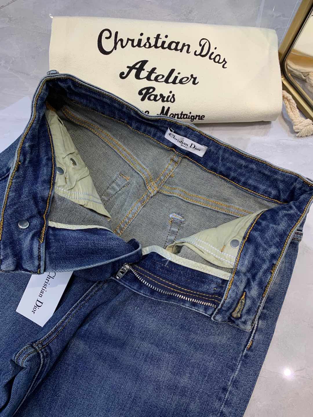 Gerade Jeans mit Schleifendesign