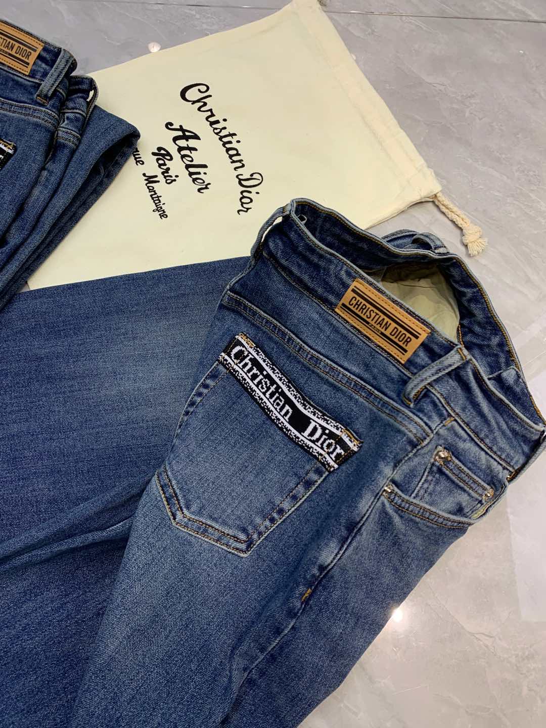 Gerade Jeans mit Schleifendesign