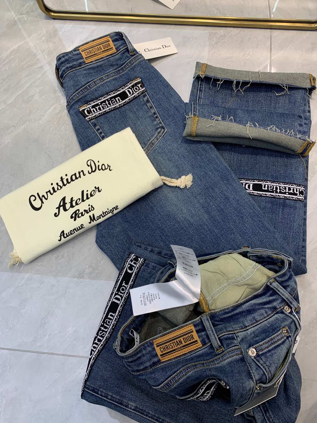 Gerade Jeans mit Schleifendesign