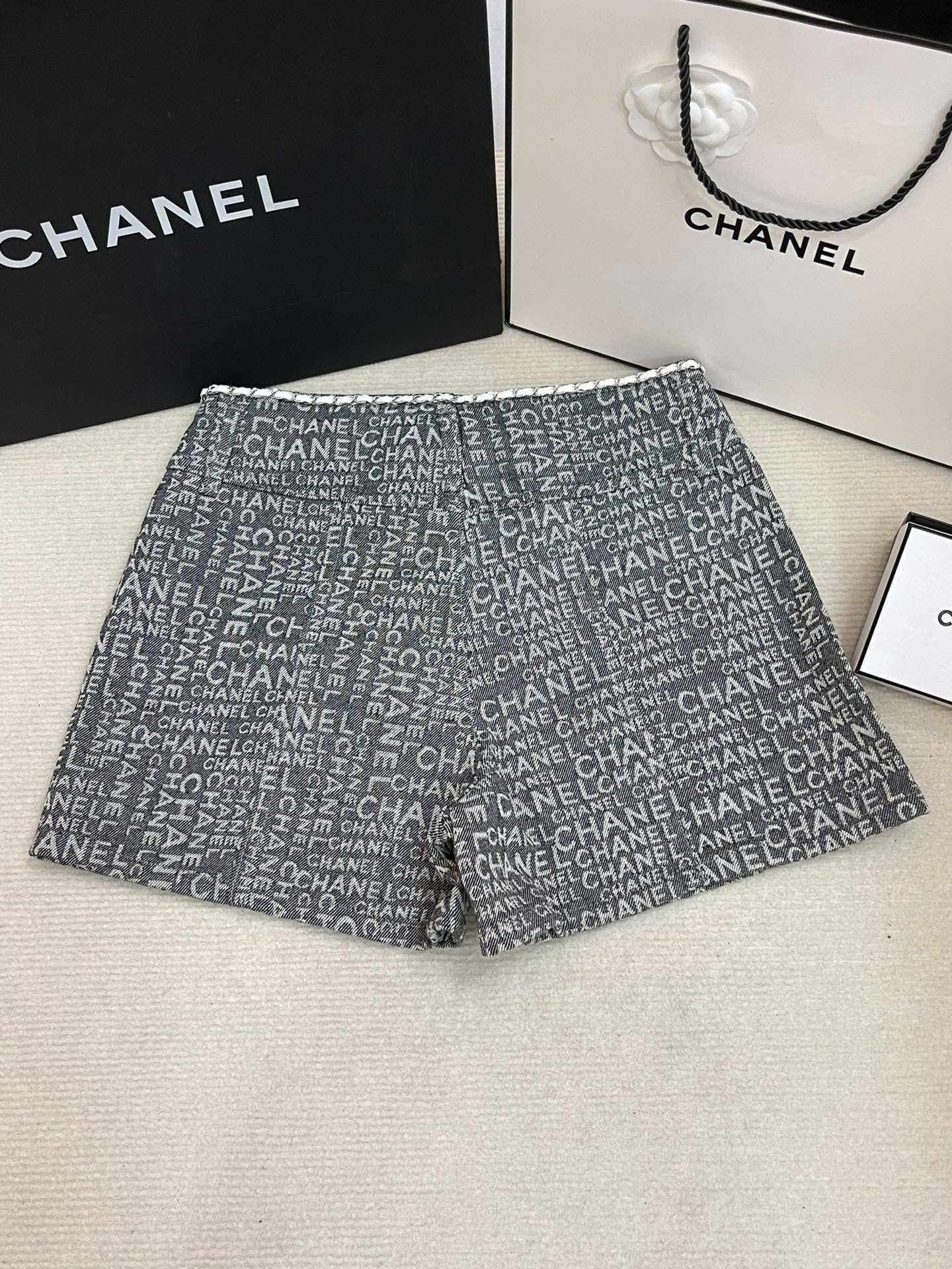 Short imprimé all over avec poches découpées