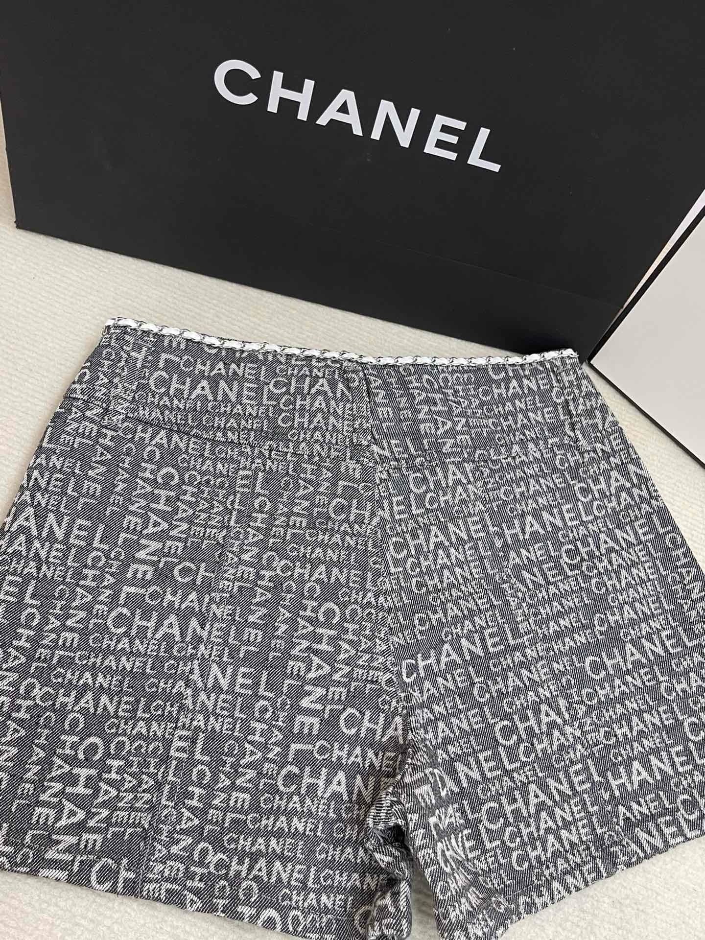 Short imprimé all over avec poches découpées