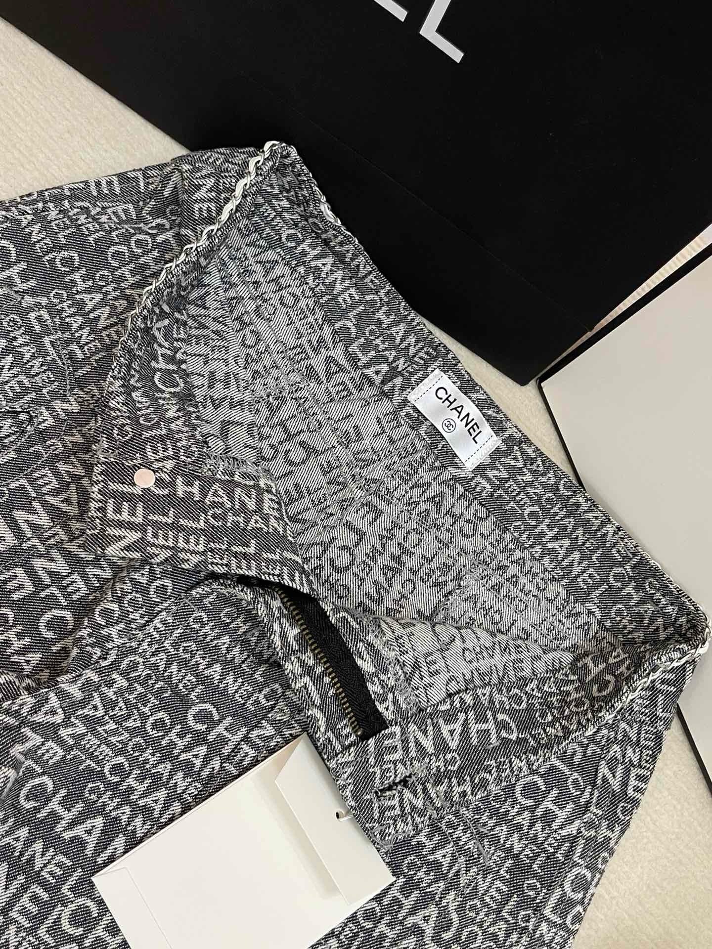 Short imprimé all over avec poches découpées