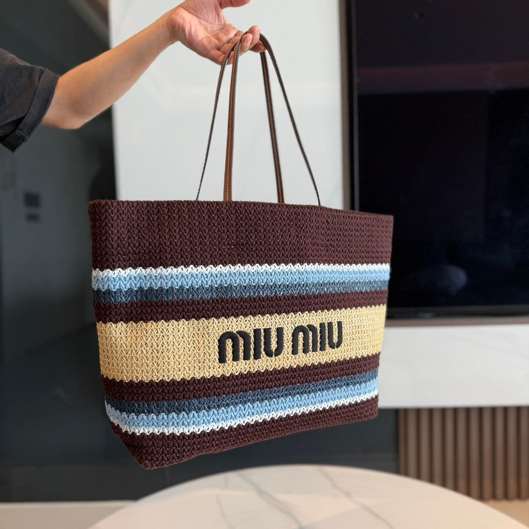 Gestreifte Tragetasche aus gewebtem Stroh