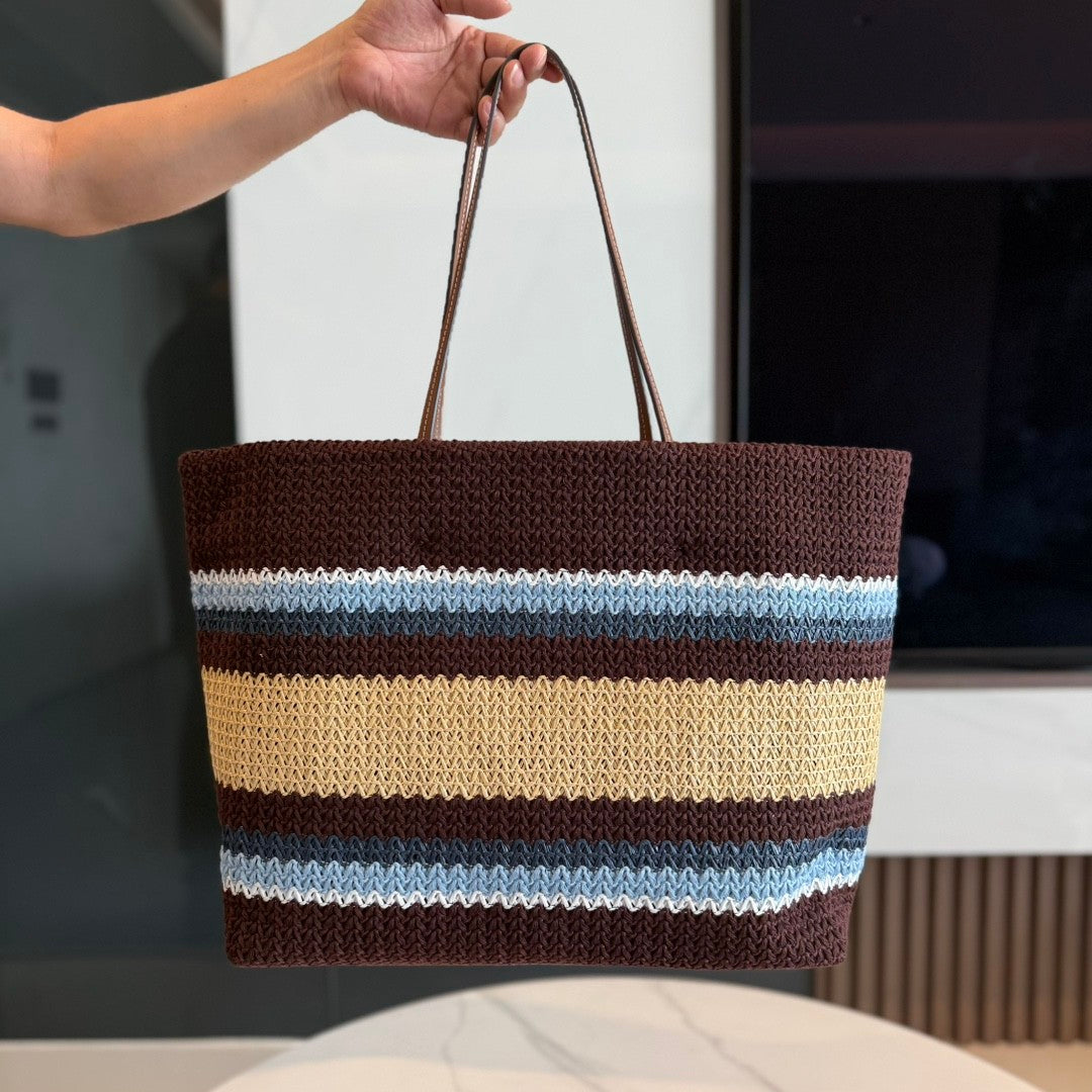 Gestreifte Tragetasche aus gewebtem Stroh