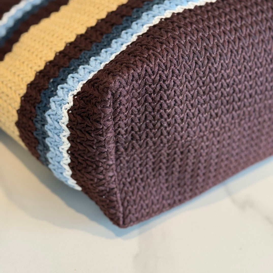 Gestreifte Tragetasche aus gewebtem Stroh