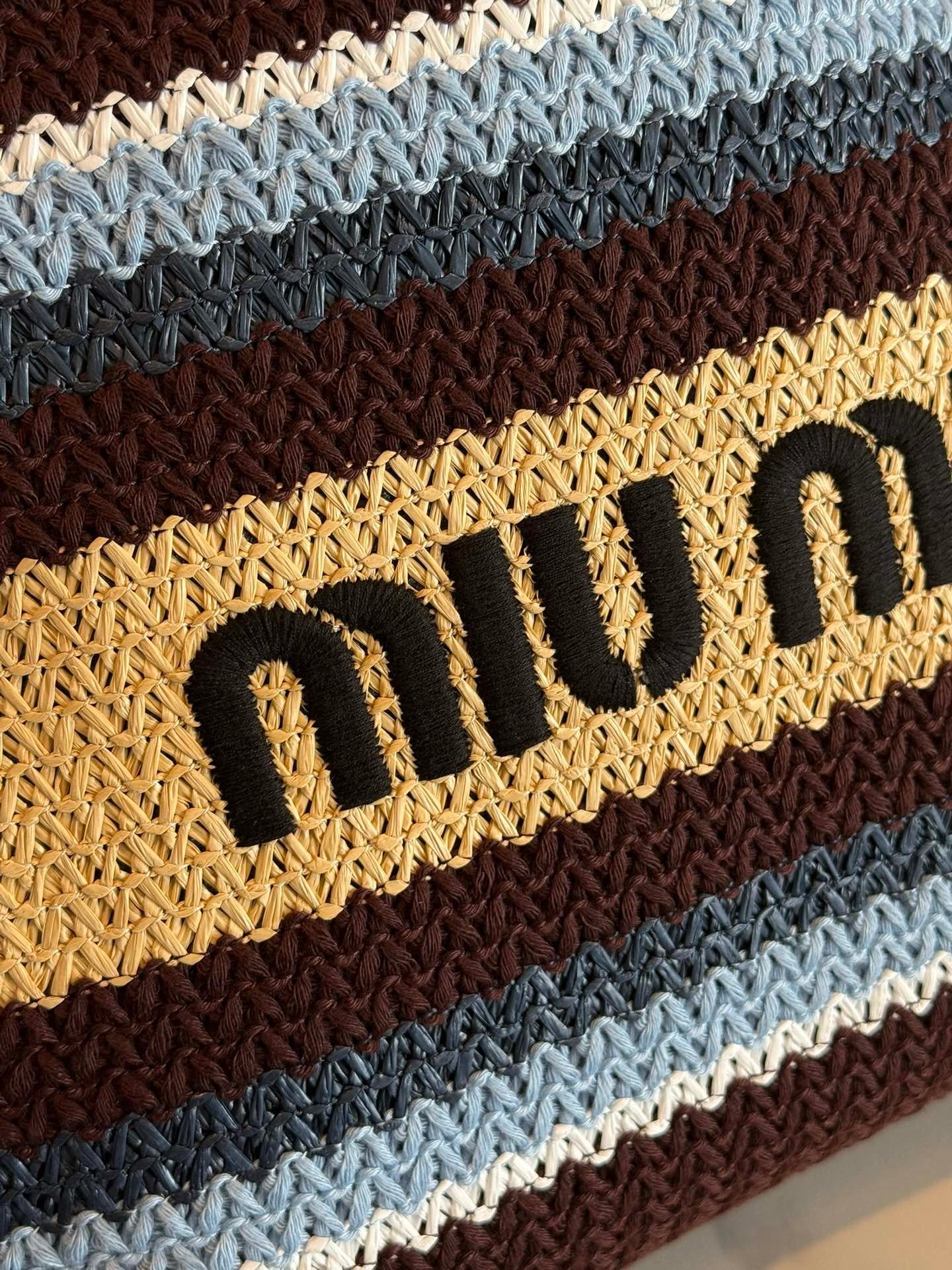 Gestreifte Tragetasche aus gewebtem Stroh