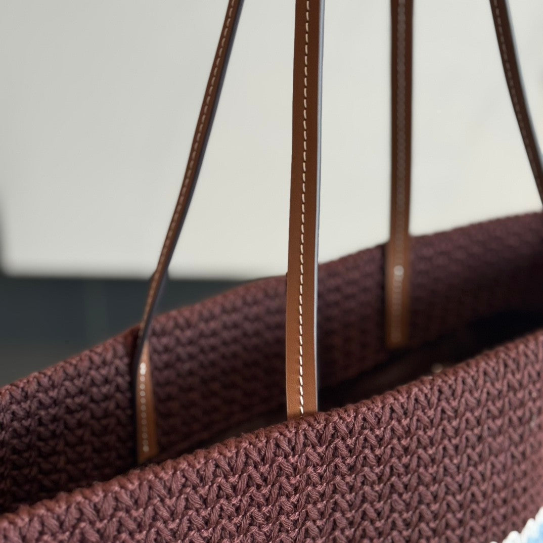 Gestreifte Tragetasche aus gewebtem Stroh