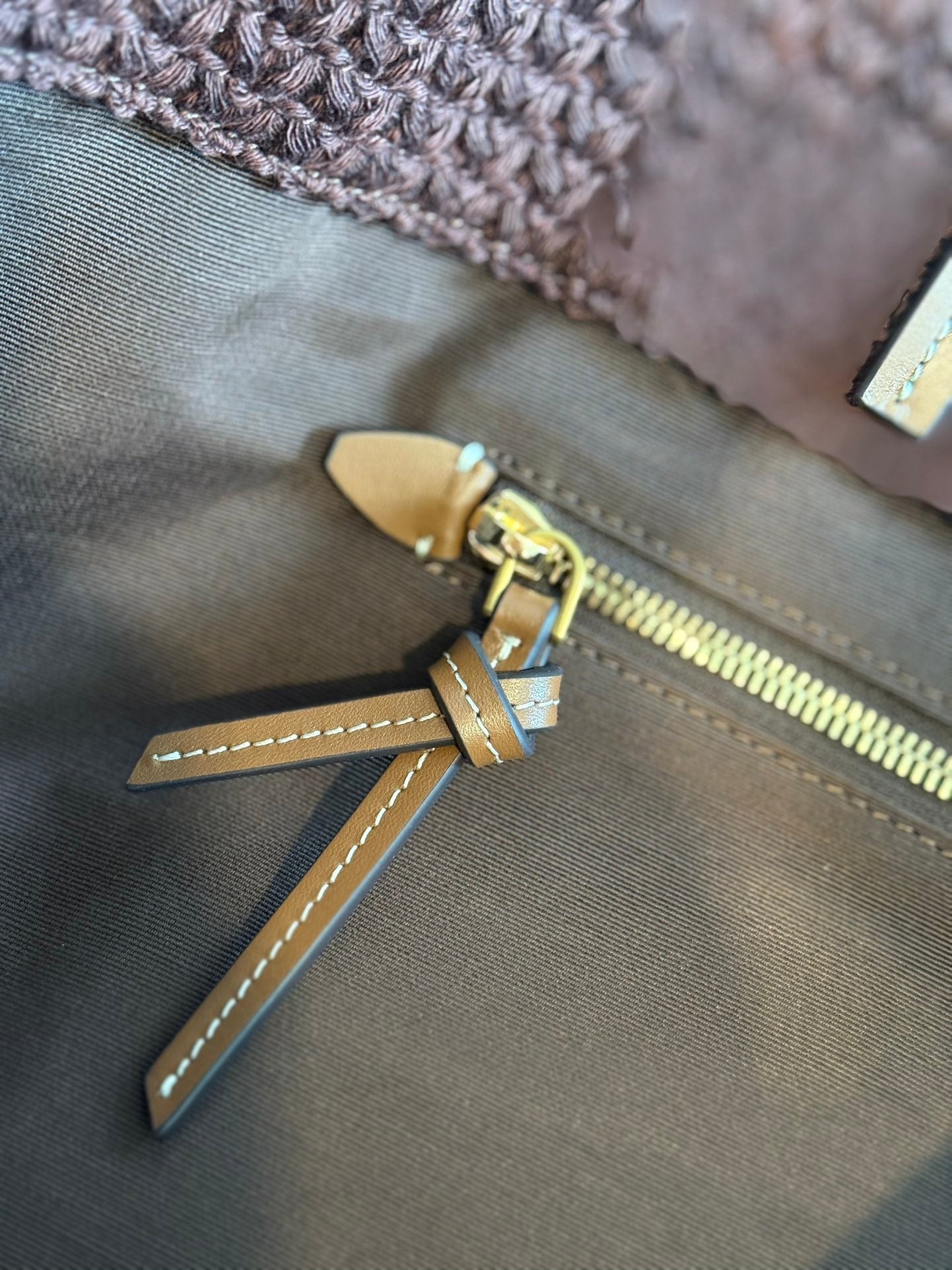 Gestreifte Tragetasche aus gewebtem Stroh