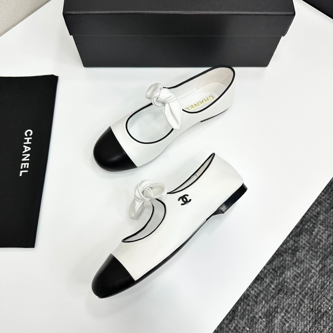 Zweifarbige Mary Jane-Ballerinas mit Schleifen-Akzent