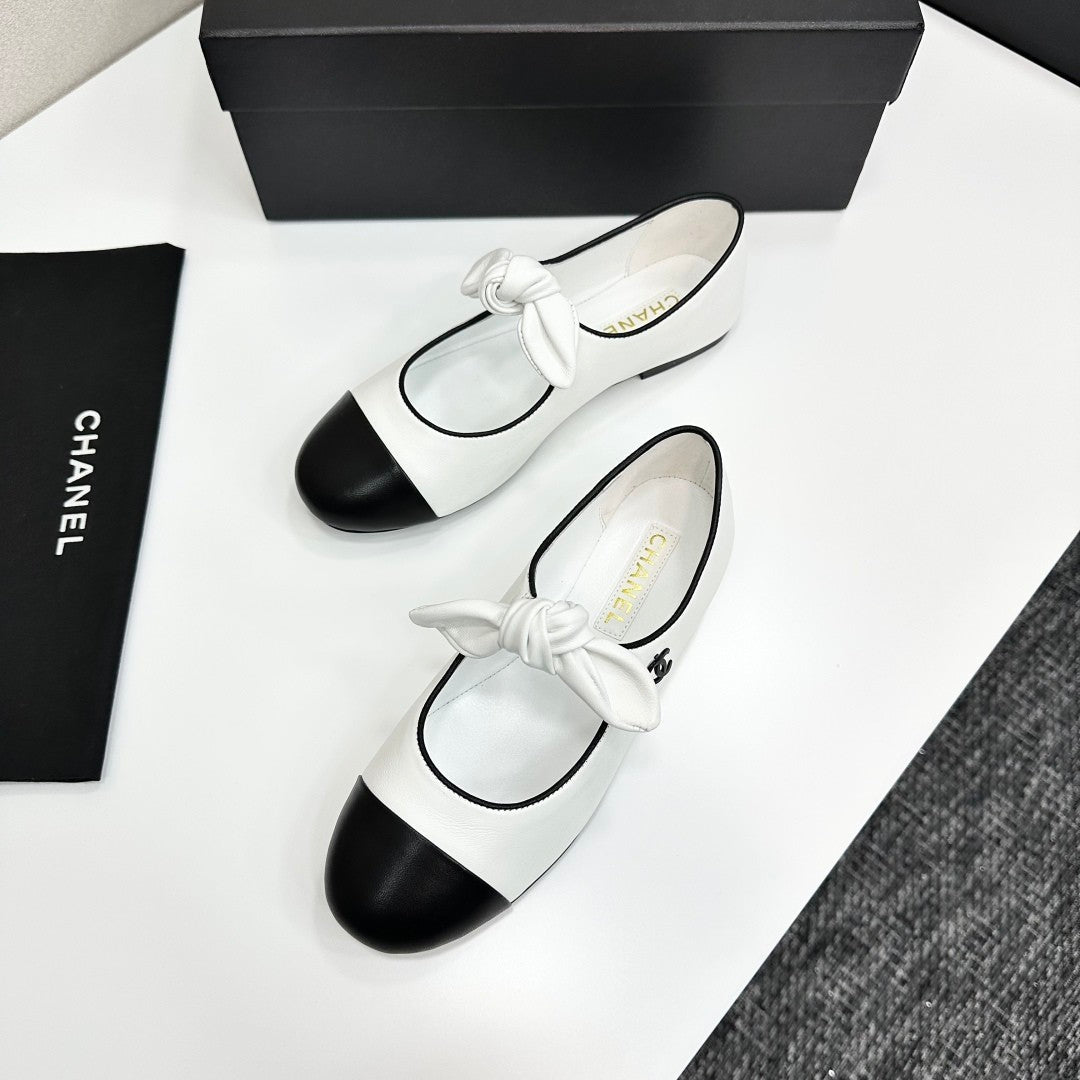 Zweifarbige Mary Jane-Ballerinas mit Schleifen-Akzent