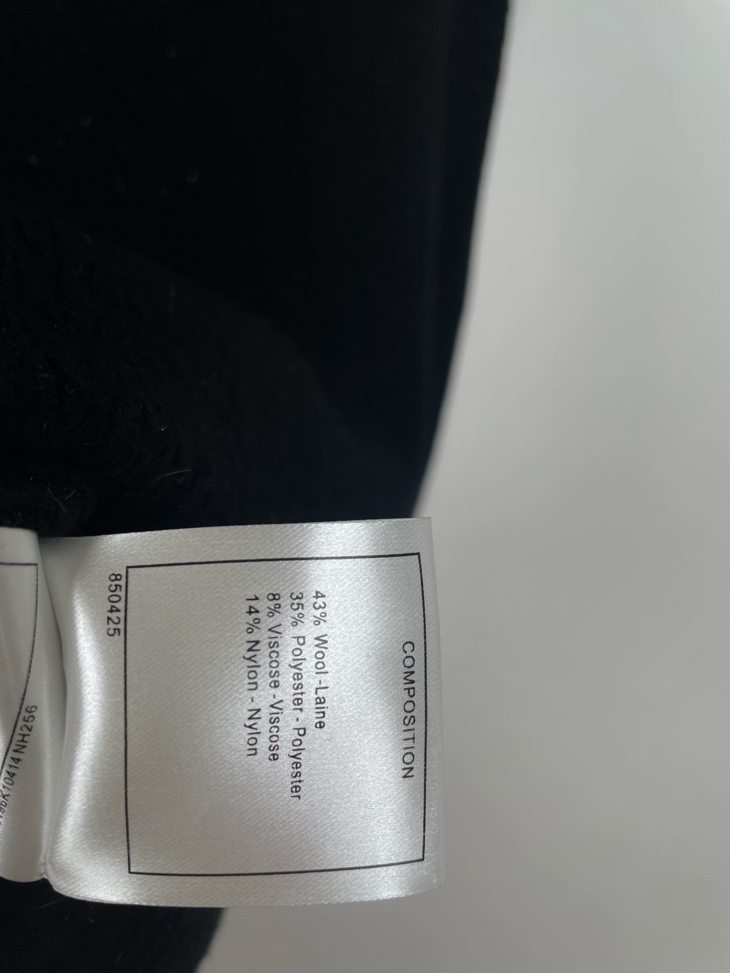 Kurzärmliges Oberteil aus Rippstrick mit Perlenbesatz