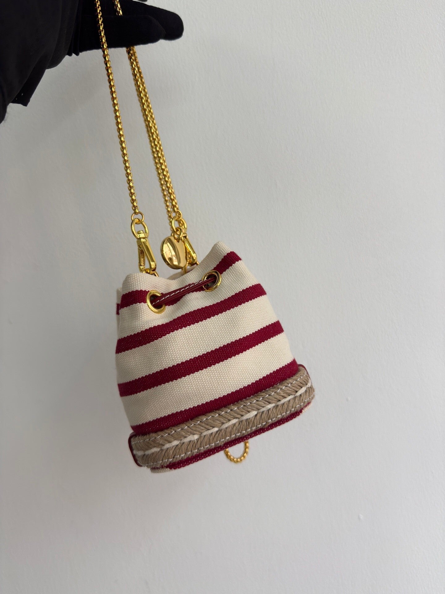 Gestreifte Mini-Beuteltasche aus Canvas mit goldenen Metallteilen