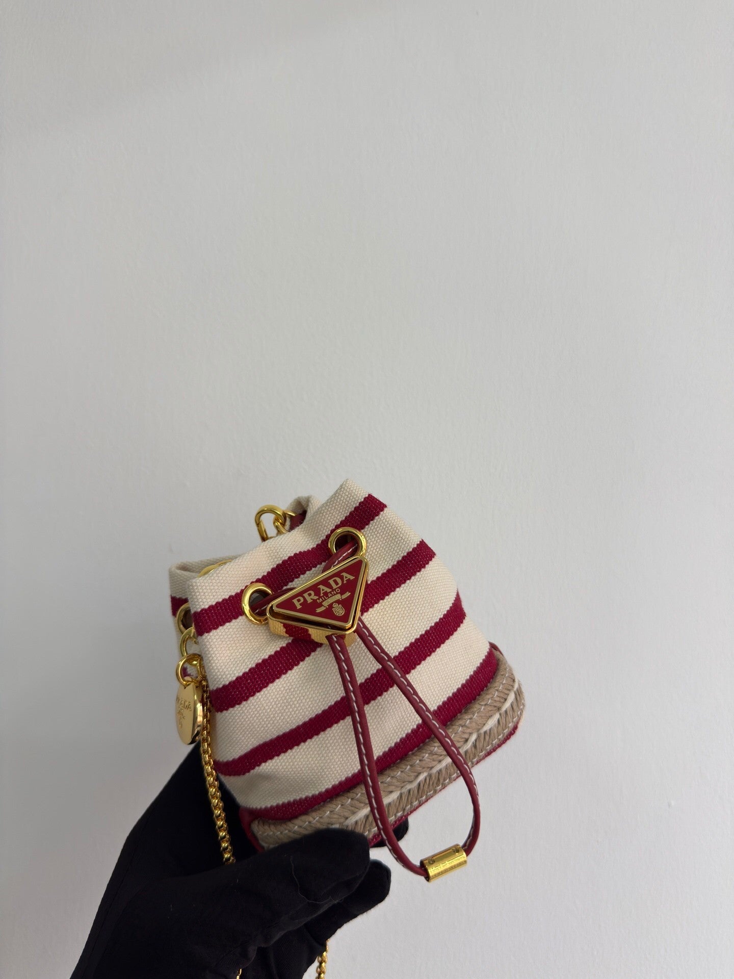 Gestreifte Mini-Beuteltasche aus Canvas mit goldenen Metallteilen